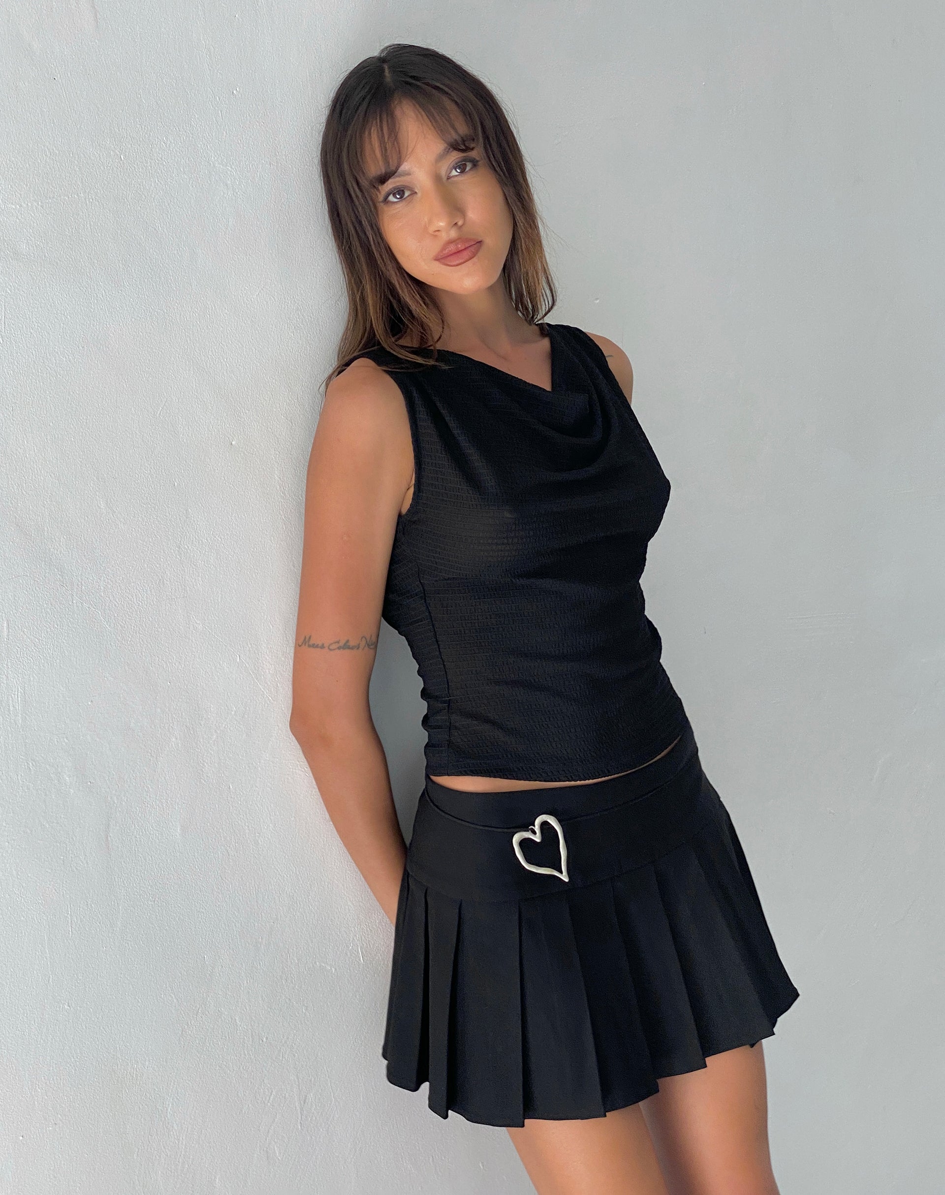 Image of Lizette Cowl Open Back Top aus strukturiertem Schwarz