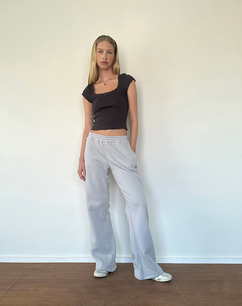 Bild von Loose Jogger in Lunar Rock mit Ocean Storm Schleifenstickerei