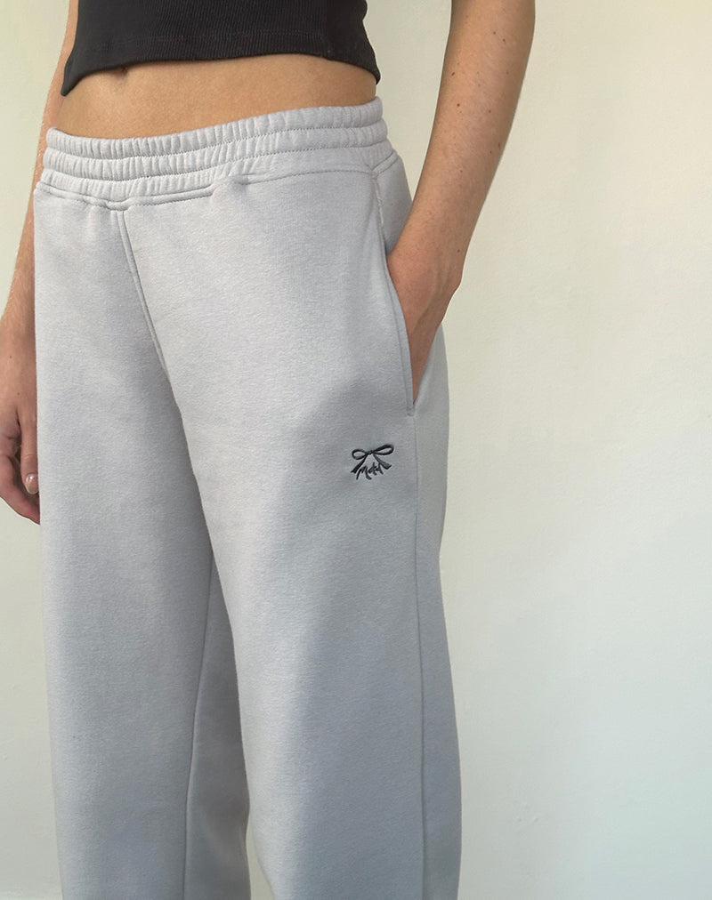 Bild von Loose Jogger in Lunar Rock mit Ocean Storm Schleifenstickerei