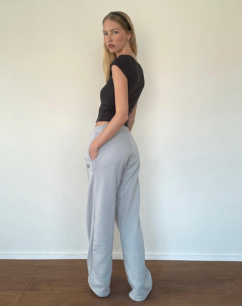 Bild von Loose Jogger in Lunar Rock mit Ocean Storm Schleifenstickerei