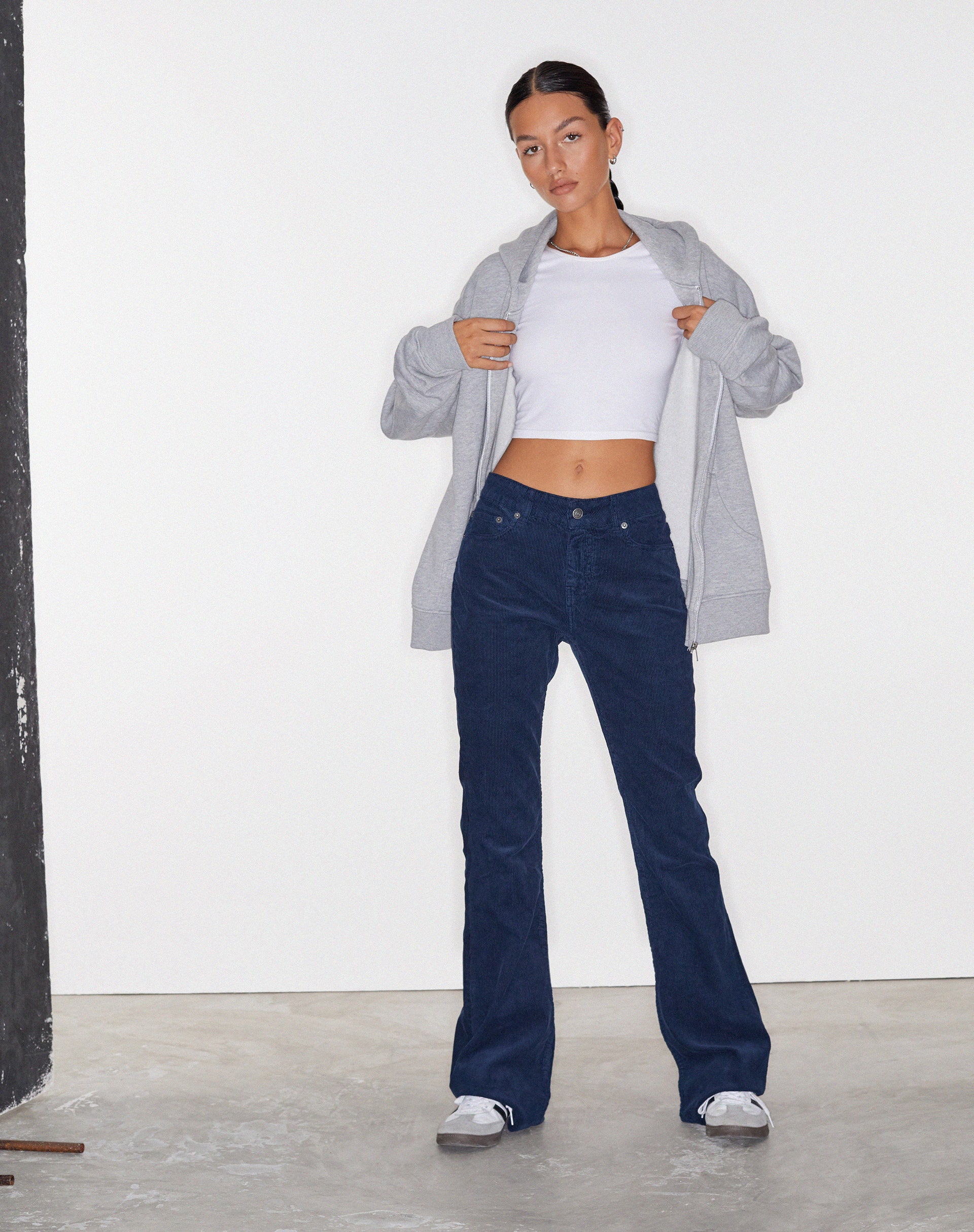 Abbildung der Low Rise Bootleg Jeans in Cord Navy