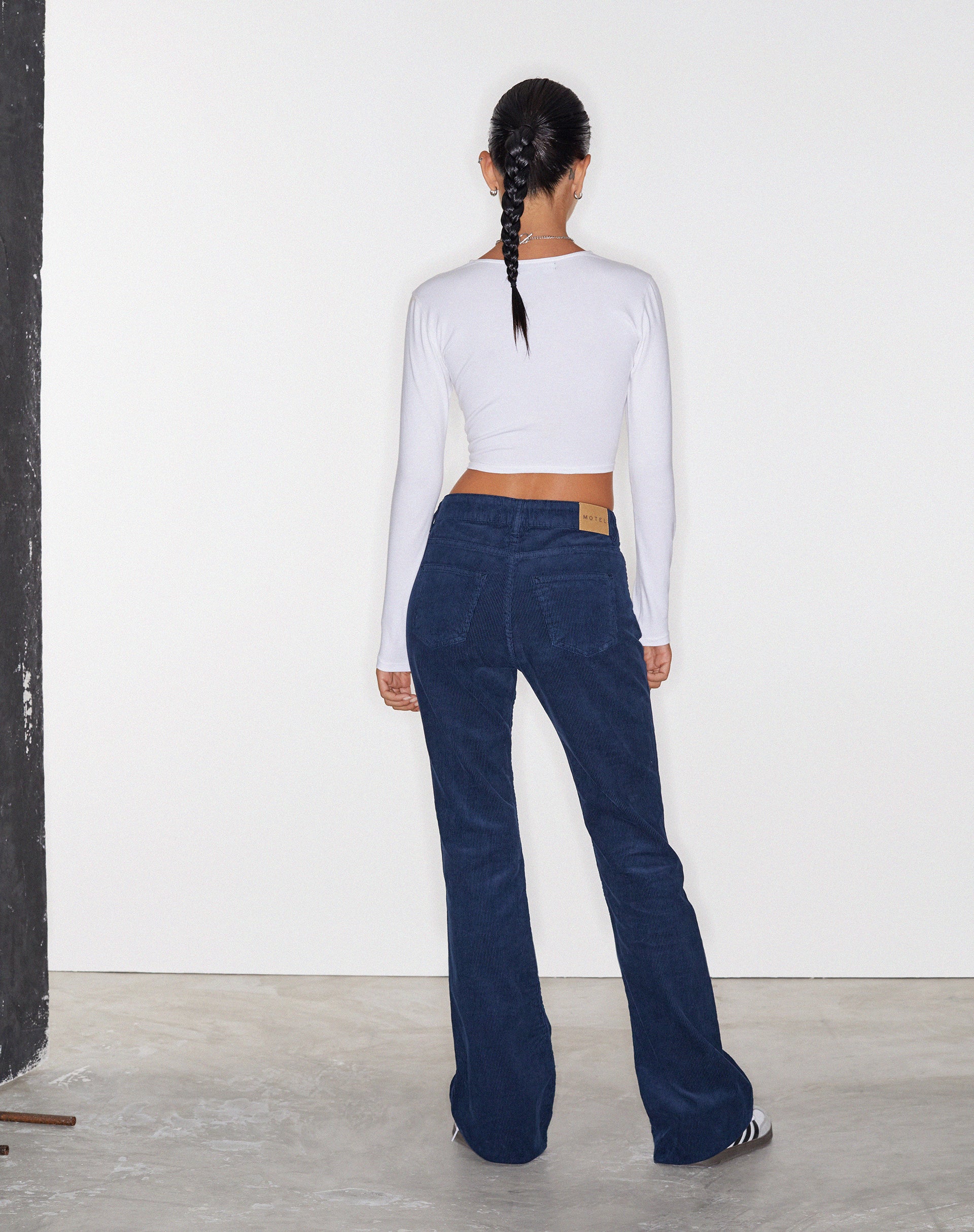 Abbildung der Low Rise Bootleg Jeans in Cord Navy