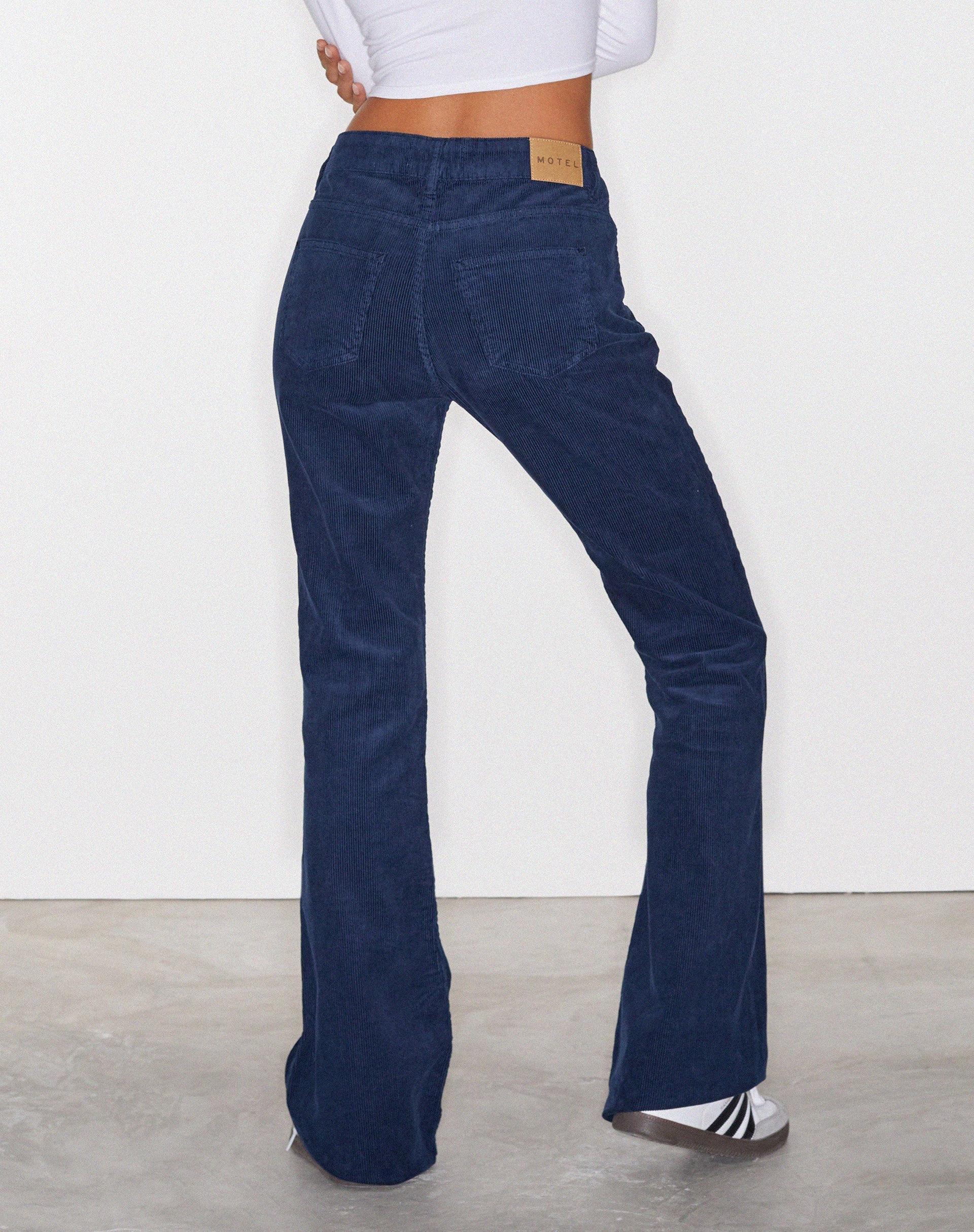 Abbildung der Low Rise Bootleg Jeans in Cord Navy