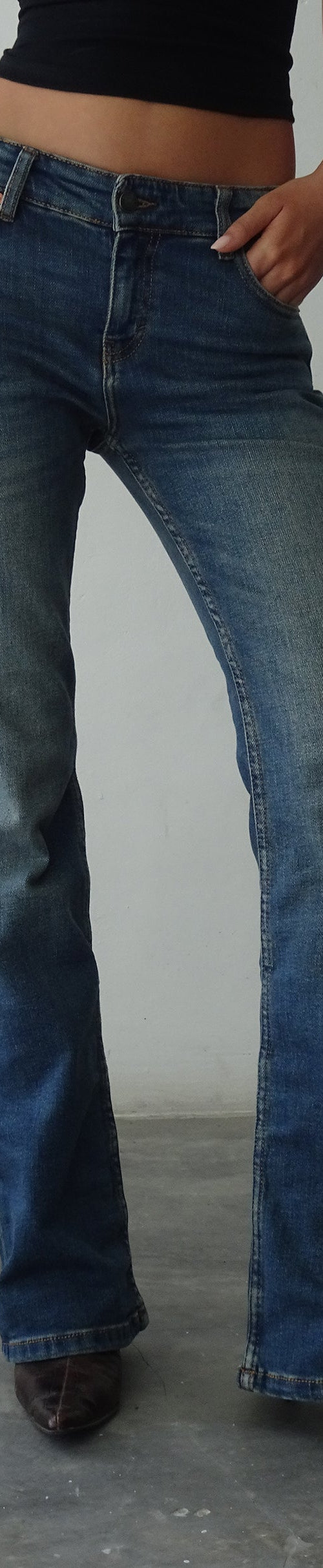 Abbildung der Low Rise Bootleg Jeans in Mid Vintage Blue