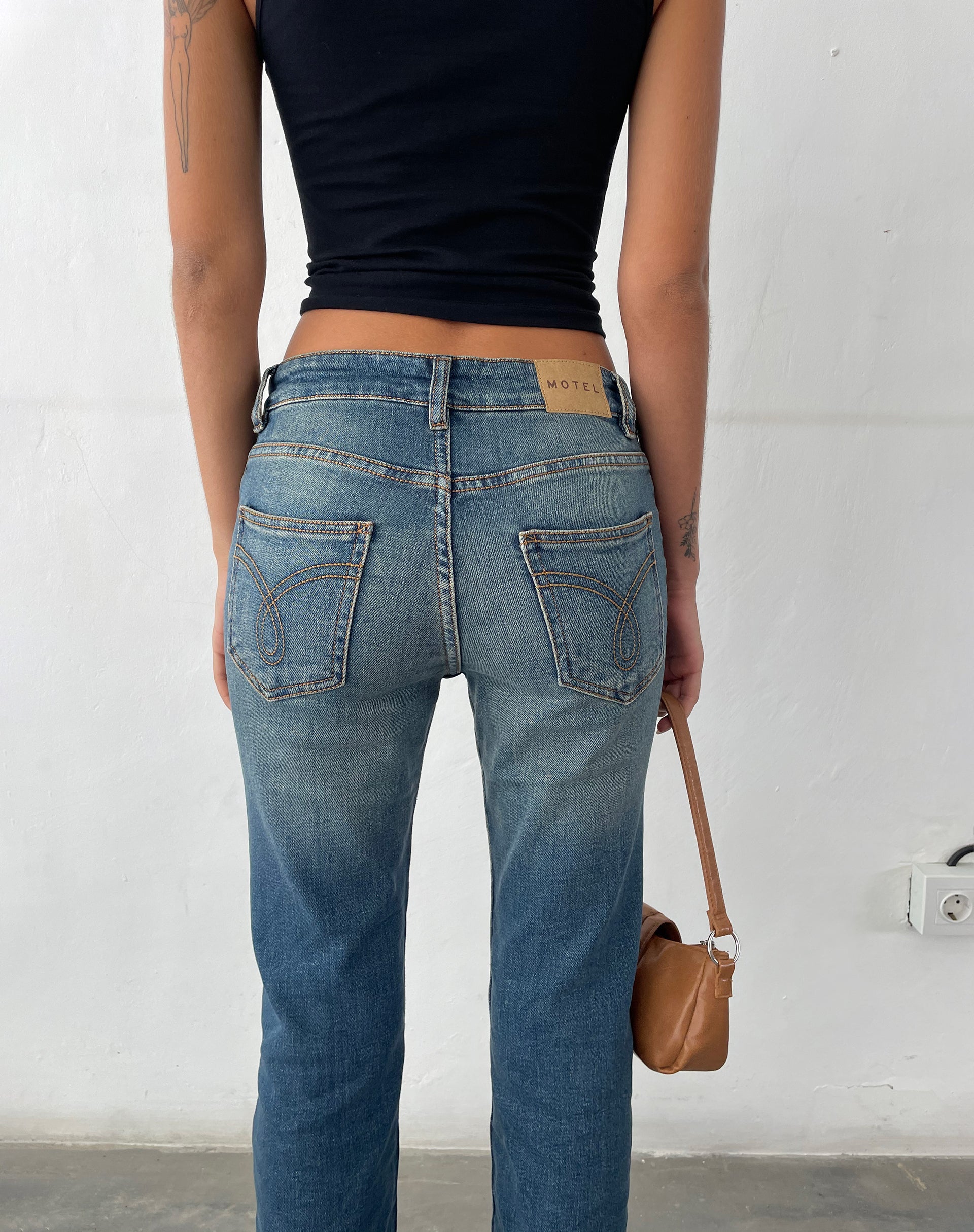 Abbildung der Low Rise Bootleg Jeans in Mid Vintage Blue