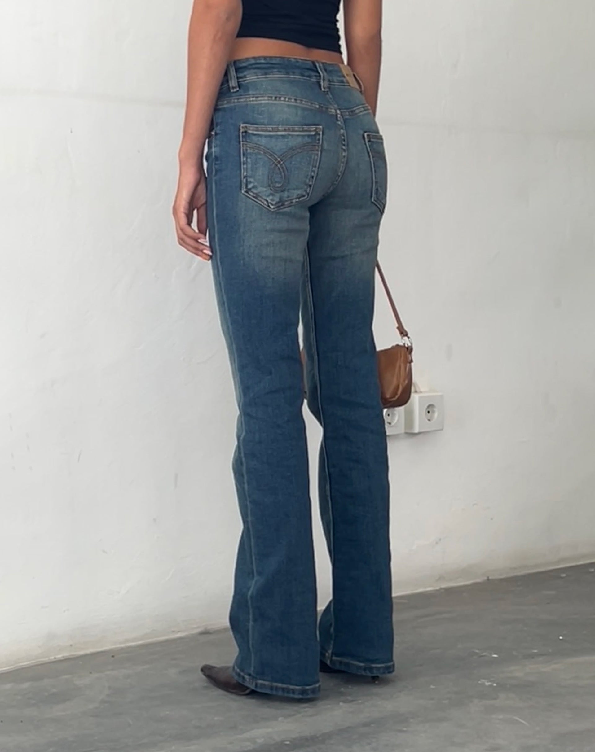 Abbildung der Low Rise Bootleg Jeans in Mid Vintage Blue