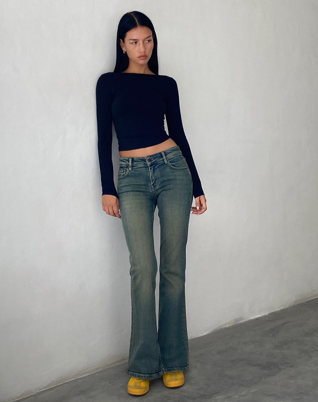 Flared Jeans mit niedrigem Bund in grüner Waschung