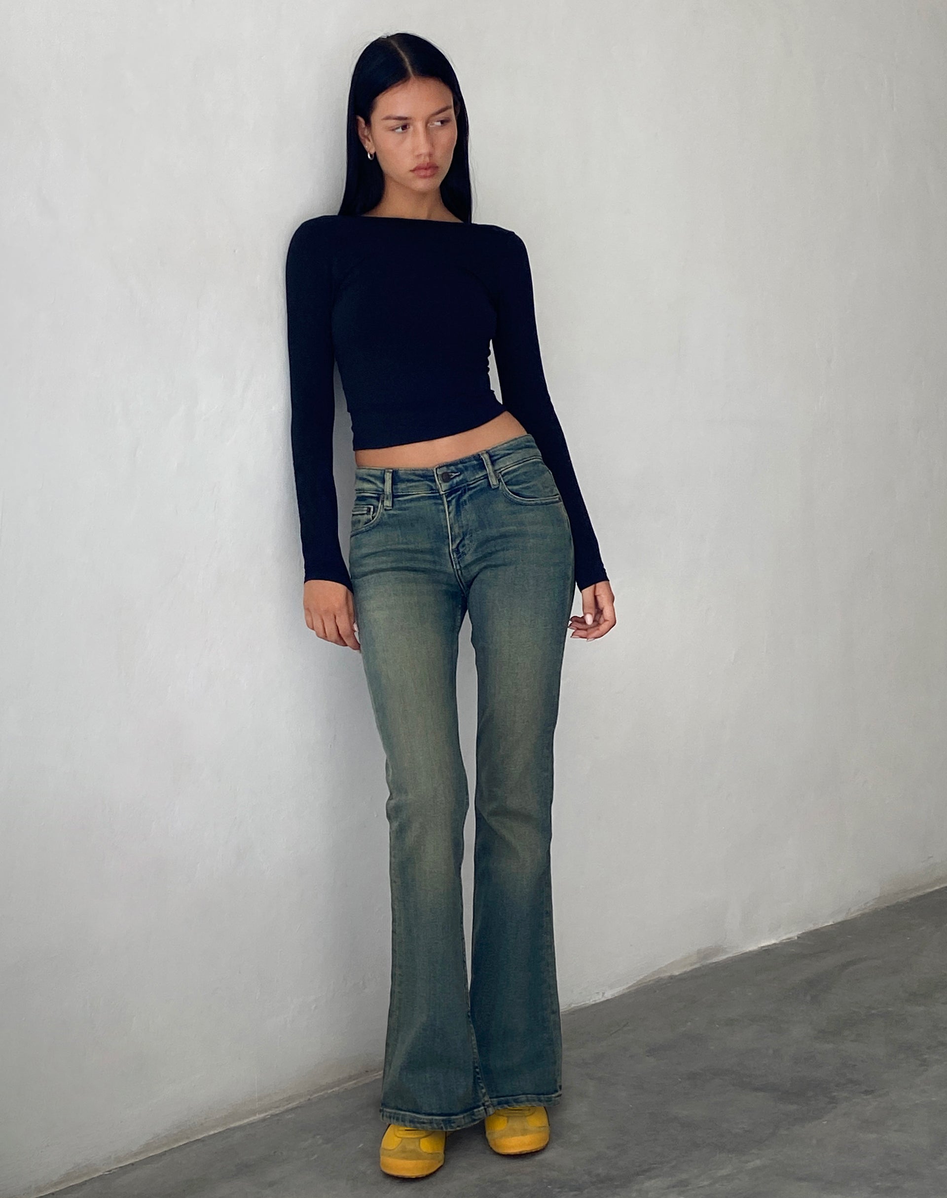 Bild von Low Rise Flared Jeans in grüner Waschung