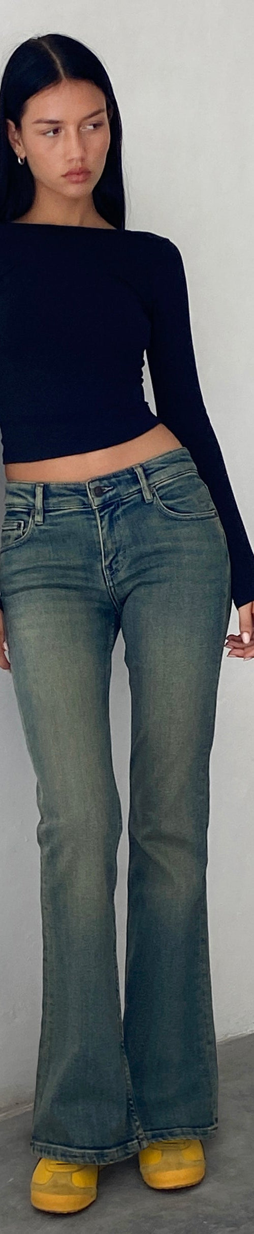 Bild von Low Rise Flared Jeans in grüner Waschung