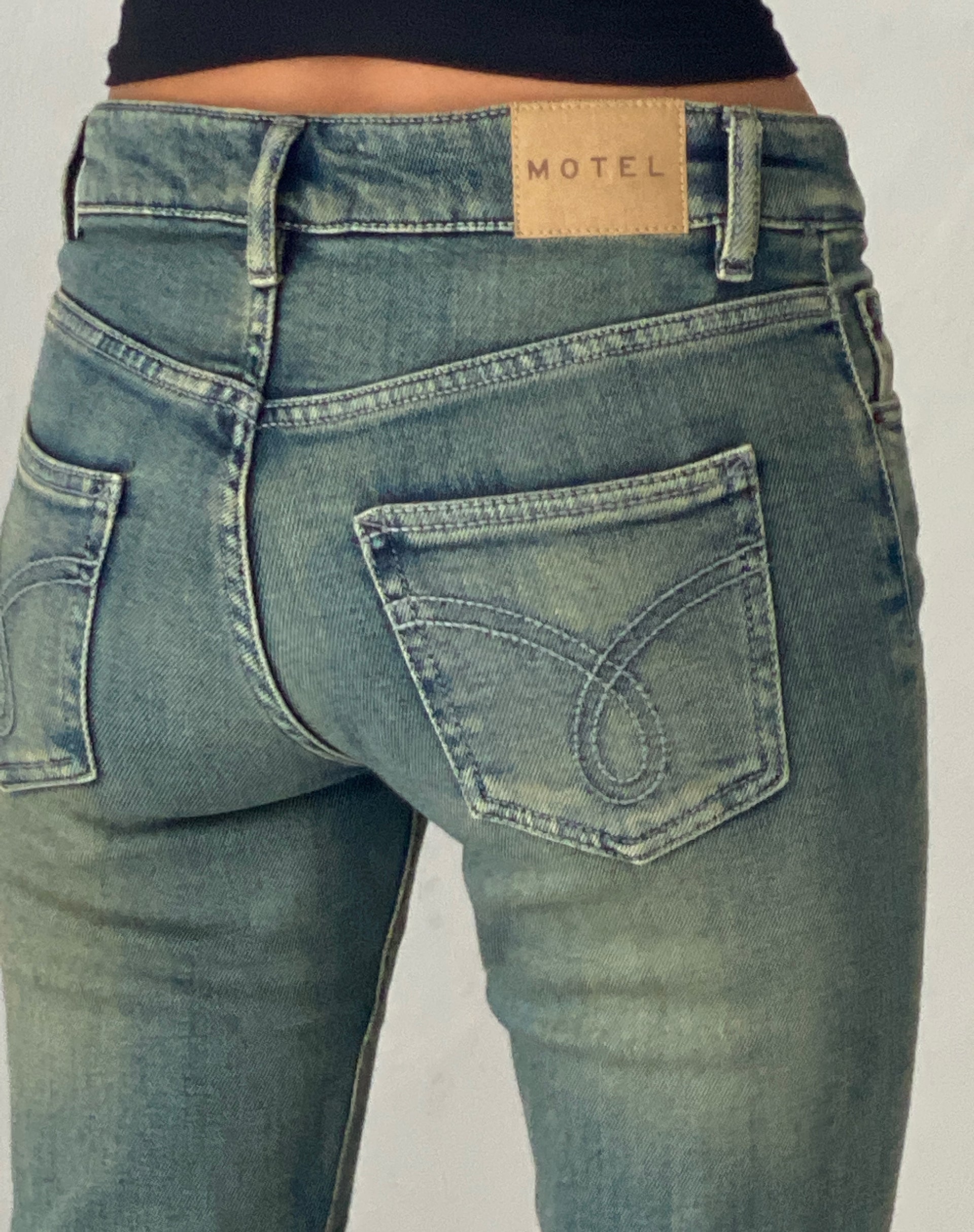 Bild von Low Rise Flared Jeans in grüner Waschung