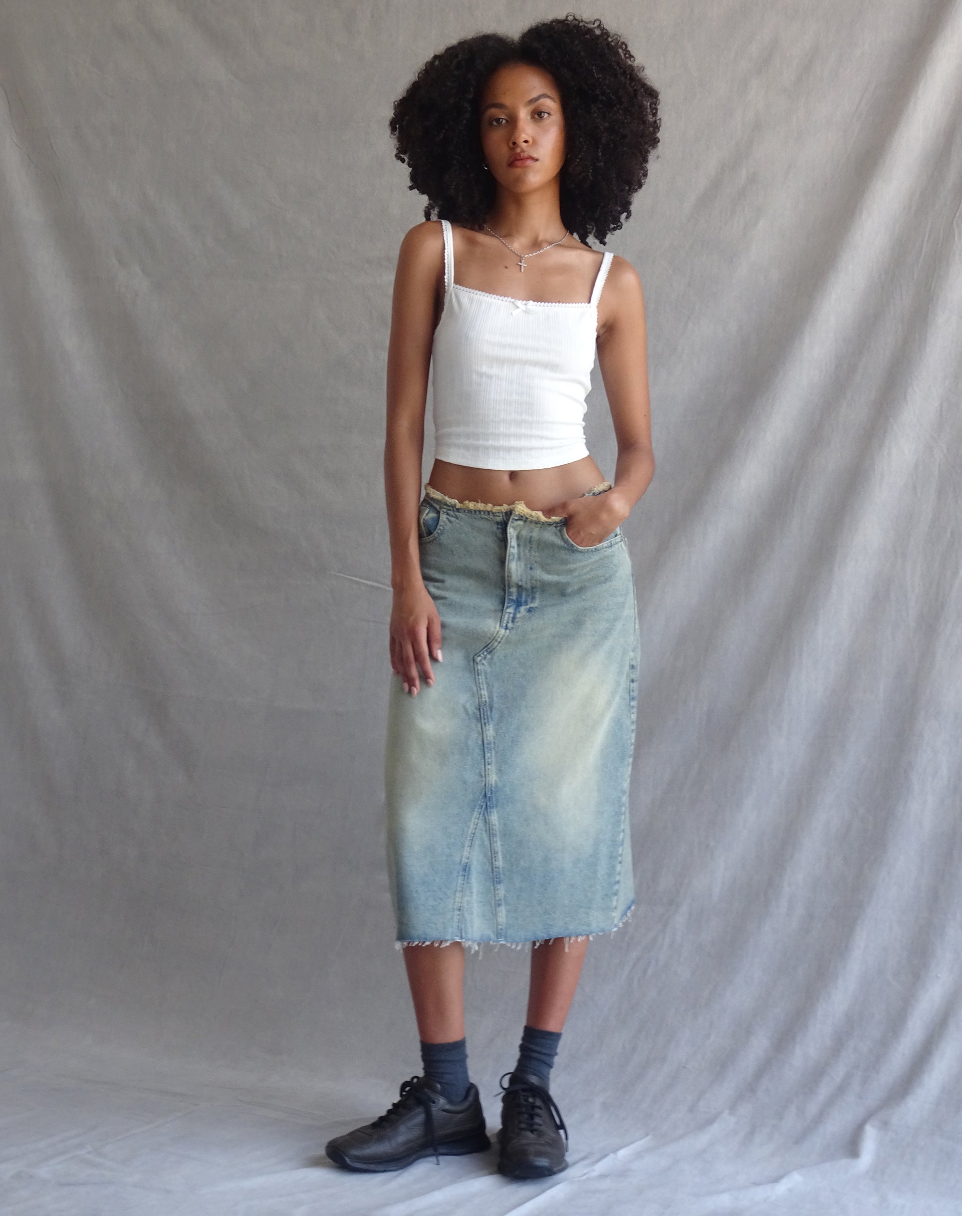 Bild von Low Rise Denim Midirock in Hellblau Sand