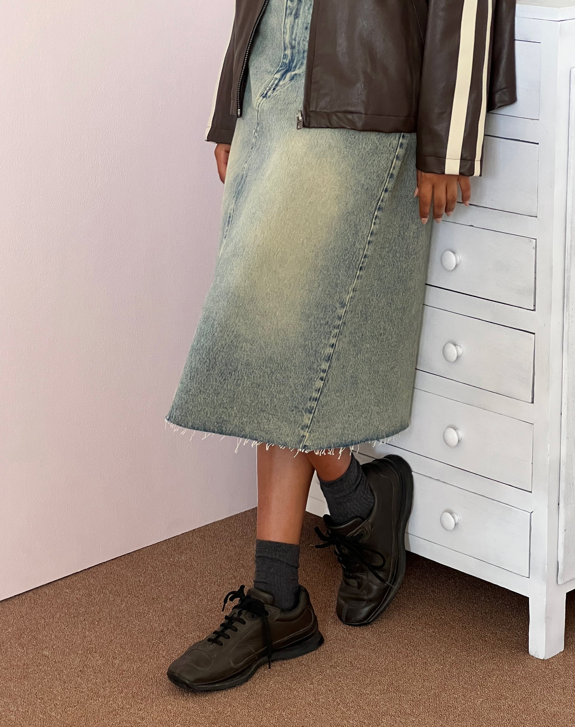 Bild von Low Rise Denim Midirock in Hellblau Sand