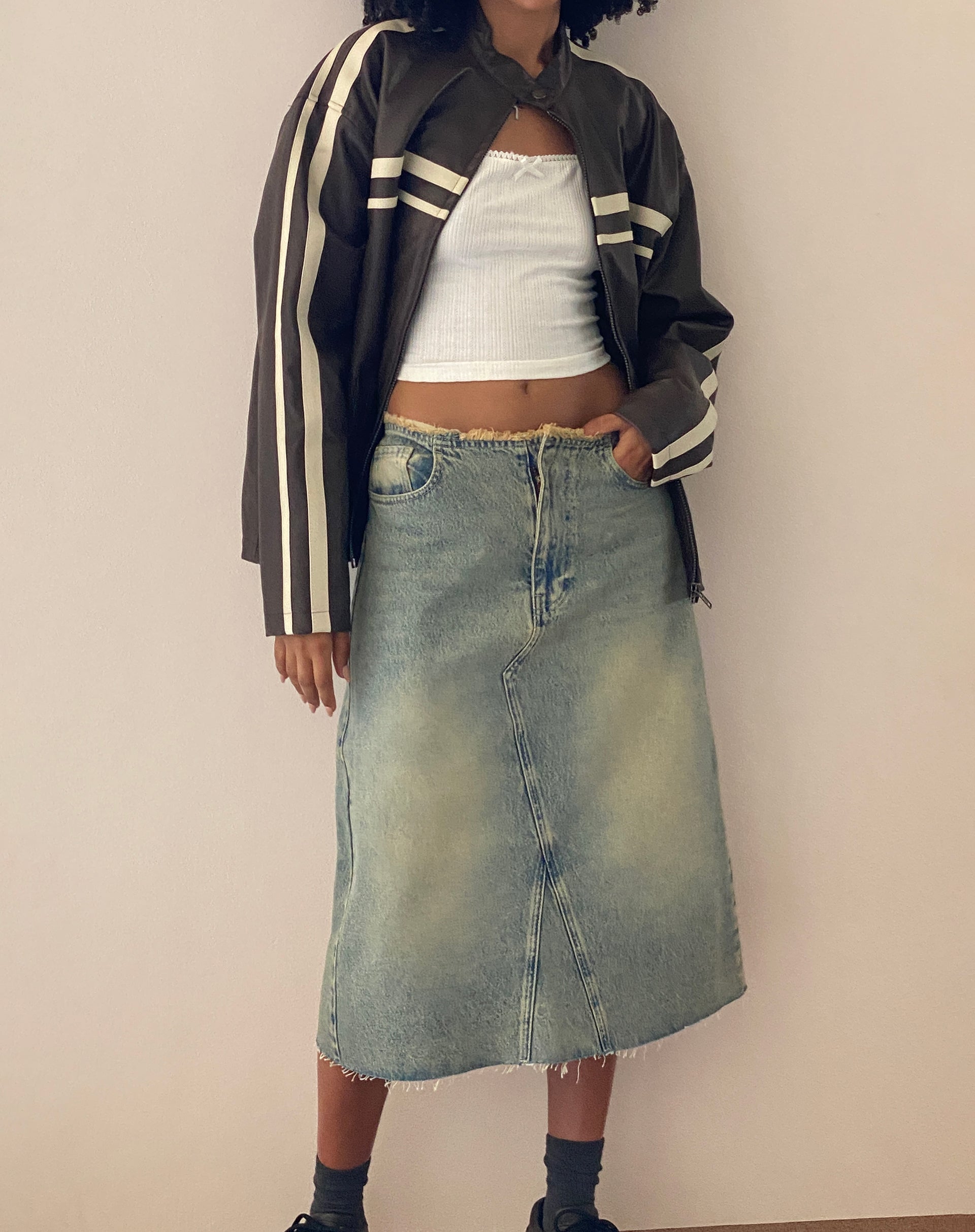 Bild von Low Rise Denim Midirock in Hellblau Sand