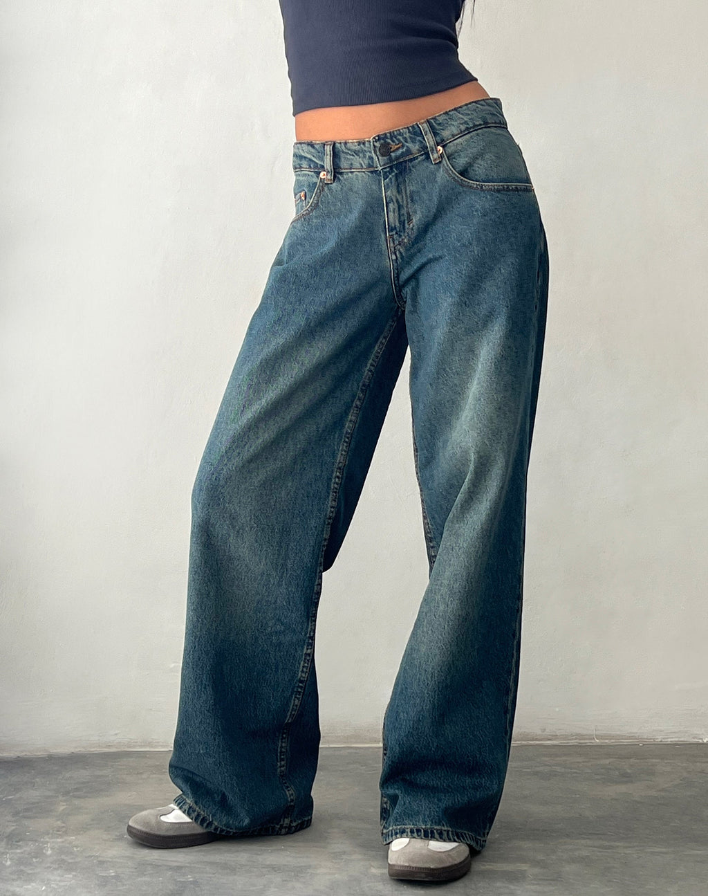 Geräumige extra weite Low Rise Jeans in Braun Blau Acid
