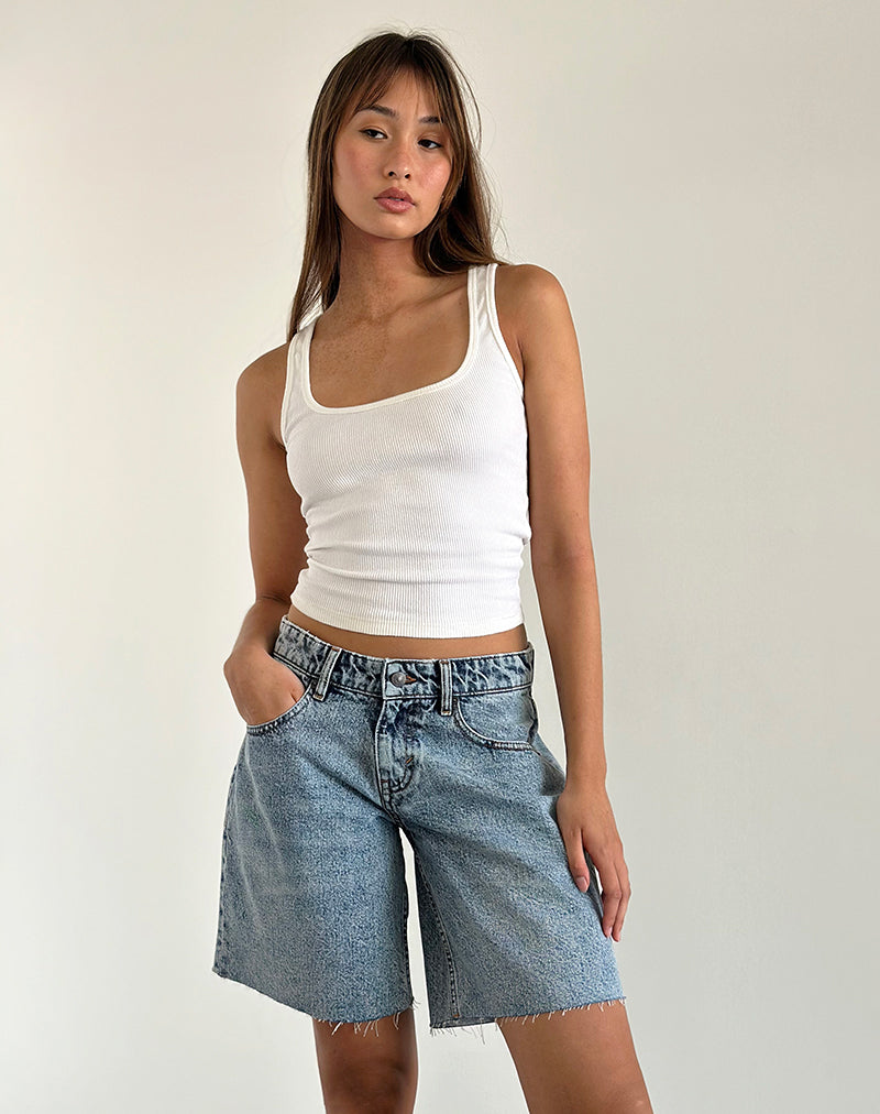 Niedrig geschnittene, geräumige Shorts in Vintage Blue Wash