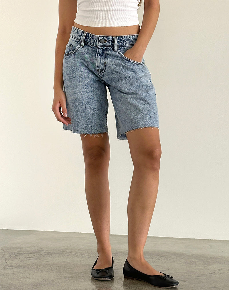 Niedrig geschnittene, geräumige Shorts in Vintage Blue Wash