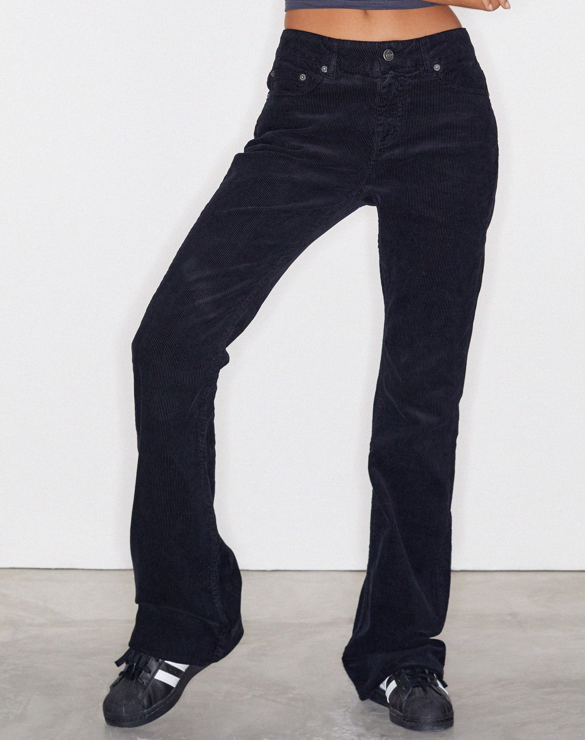 Bild von Low Rise Bootleg Jeans in Cord Schwarz