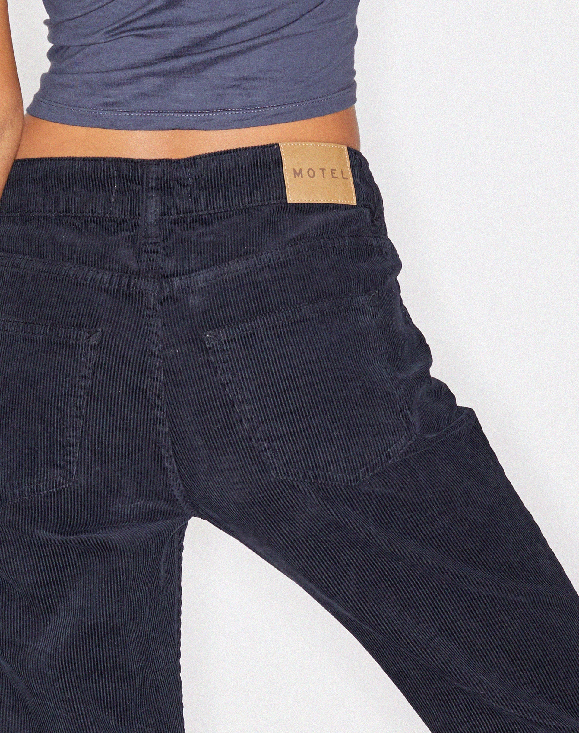 Bild von Low Rise Bootleg Jeans in Cord Schwarz