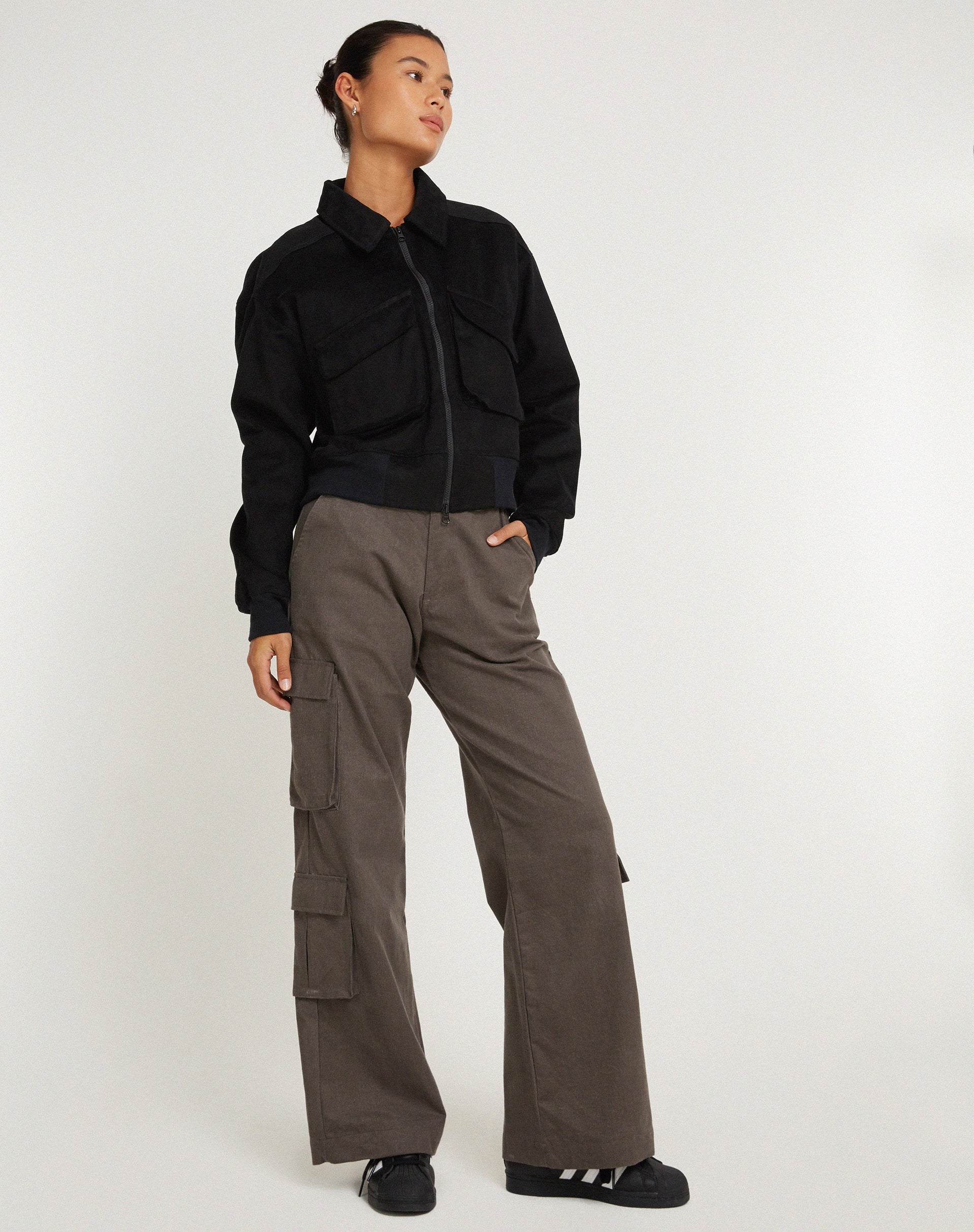Abbildung der MA2 Jacke in Twill Wildleder Schwarz