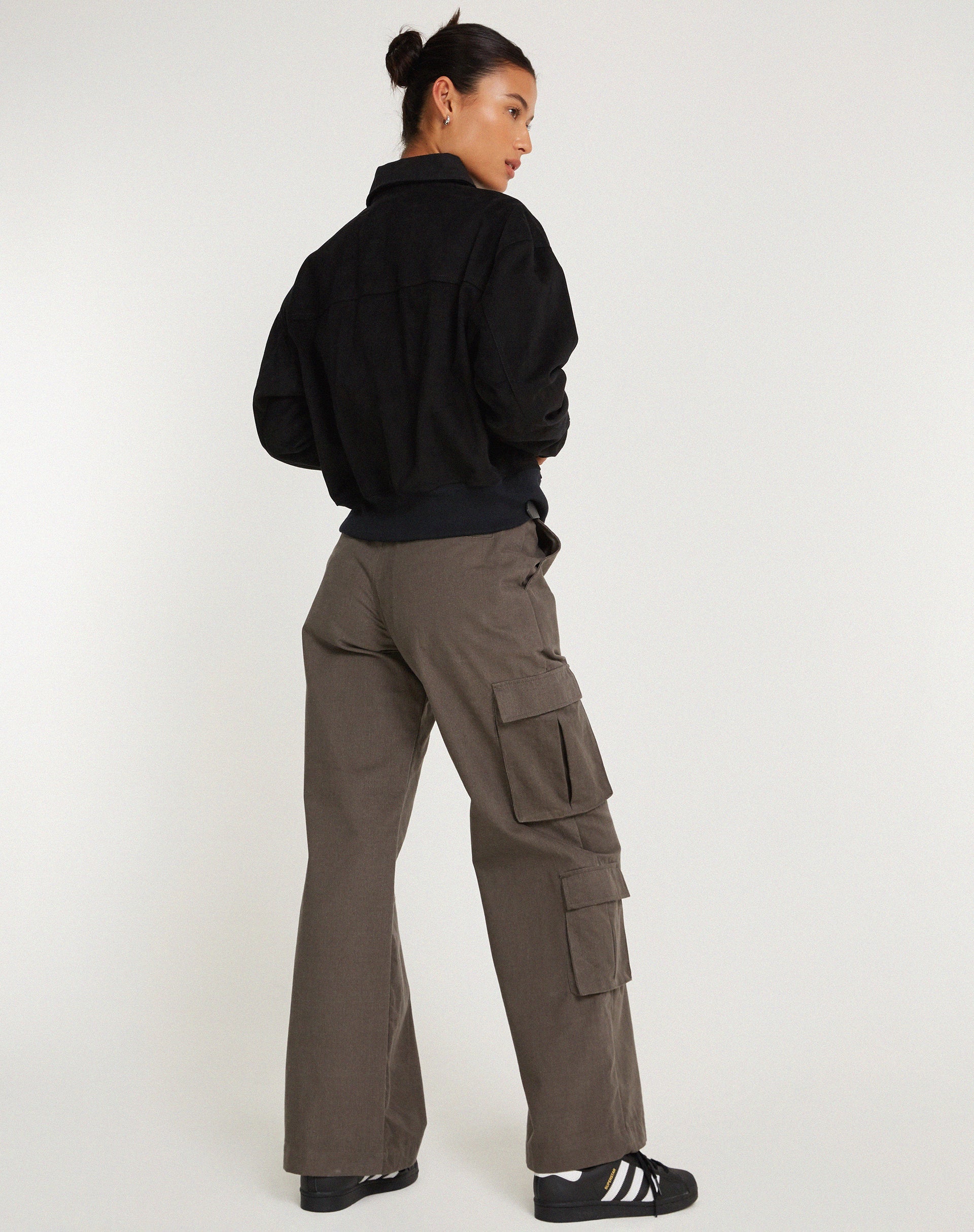 Abbildung der MA2 Jacke in Twill Wildleder Schwarz