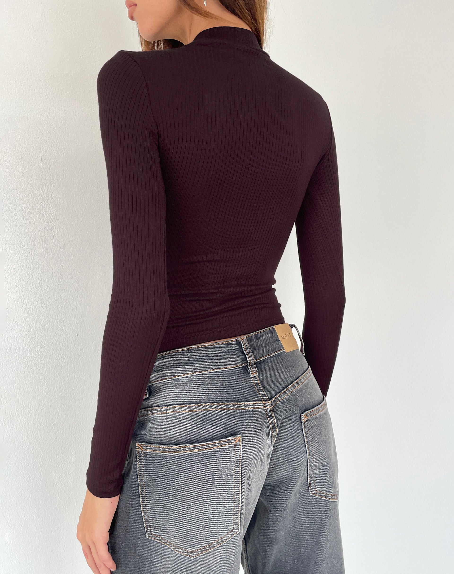 Image of Mabel Langarm-Top mit hohem Halsausschnitt und gerippten Ärmeln in Oxblood