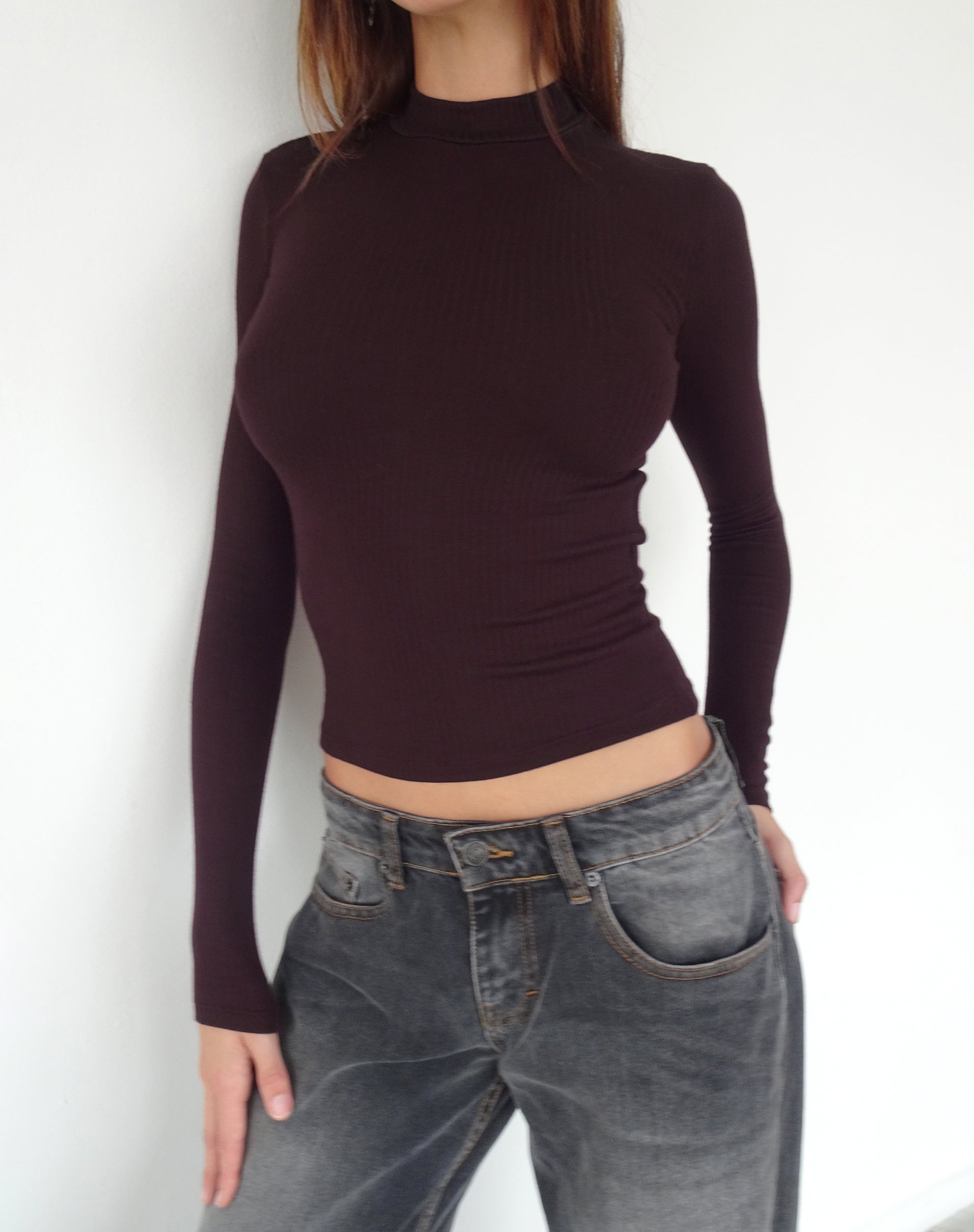 Image of Mabel Langarm-Top mit hohem Halsausschnitt und gerippten Ärmeln in Oxblood