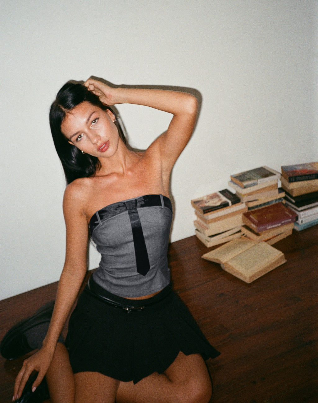 Mabilis Bandeau-Top mit Satin-Ausschnitt und Krawatte Grau