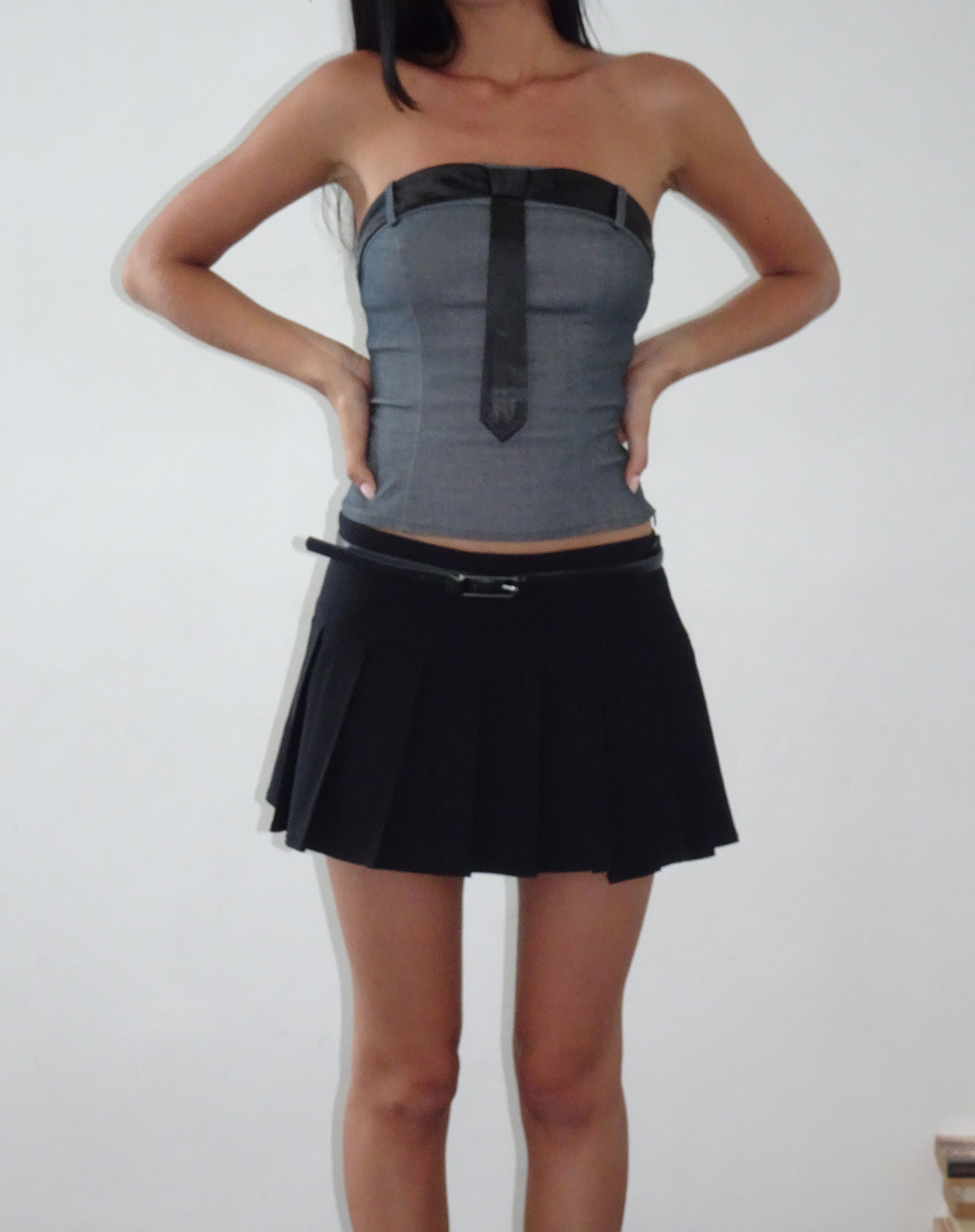 Image of Mabilis Bandeau-Top mit Satin-Ausschnitt und Krawatte Grau