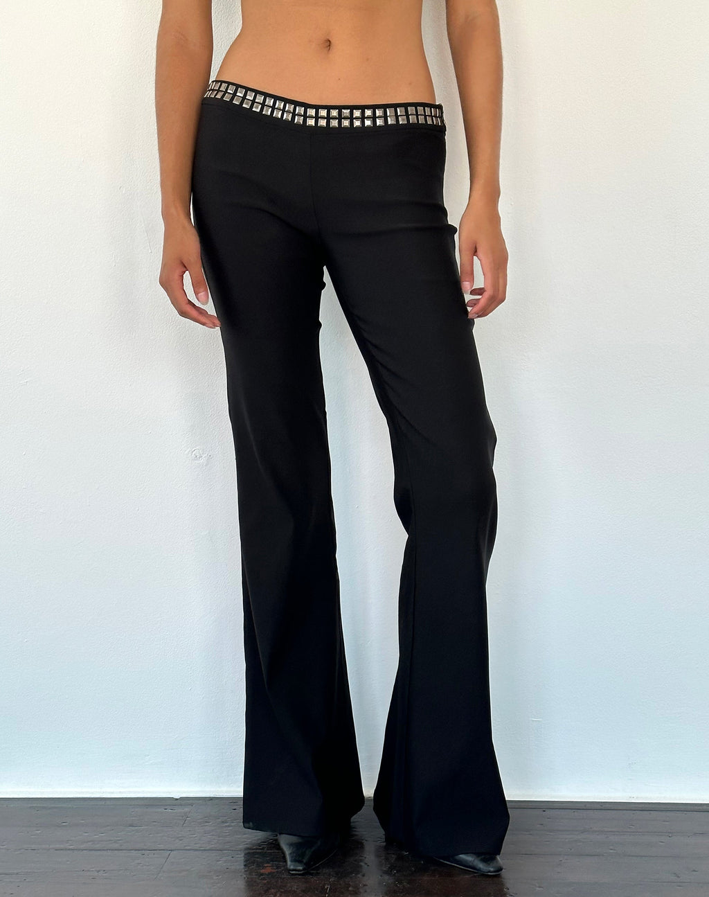 Macias Ausgestellte Hose mit Nieten in Schwarz Tailoring