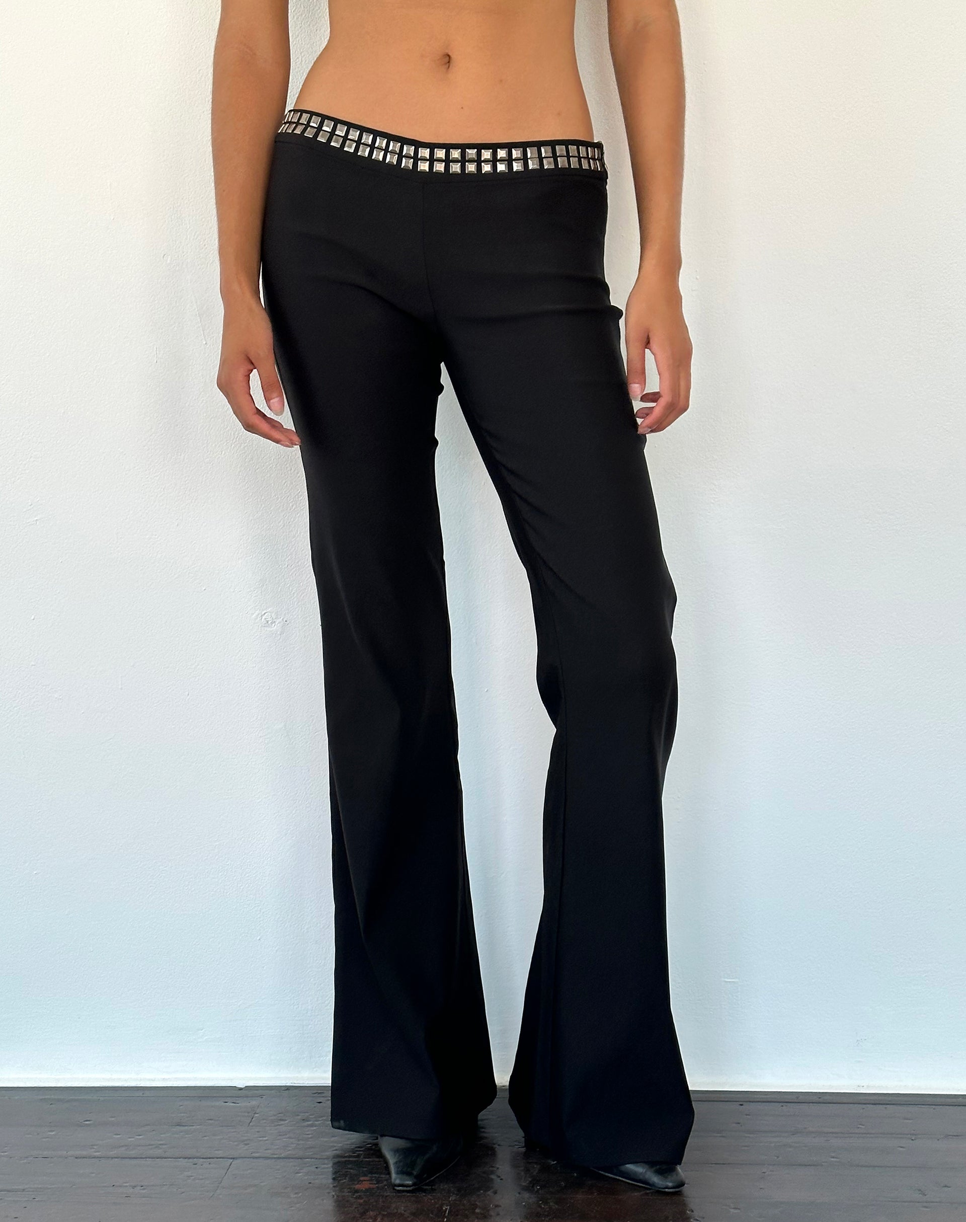 Image of Macias Ausgestellte Hose mit Nieten in Schwarz Tailoring