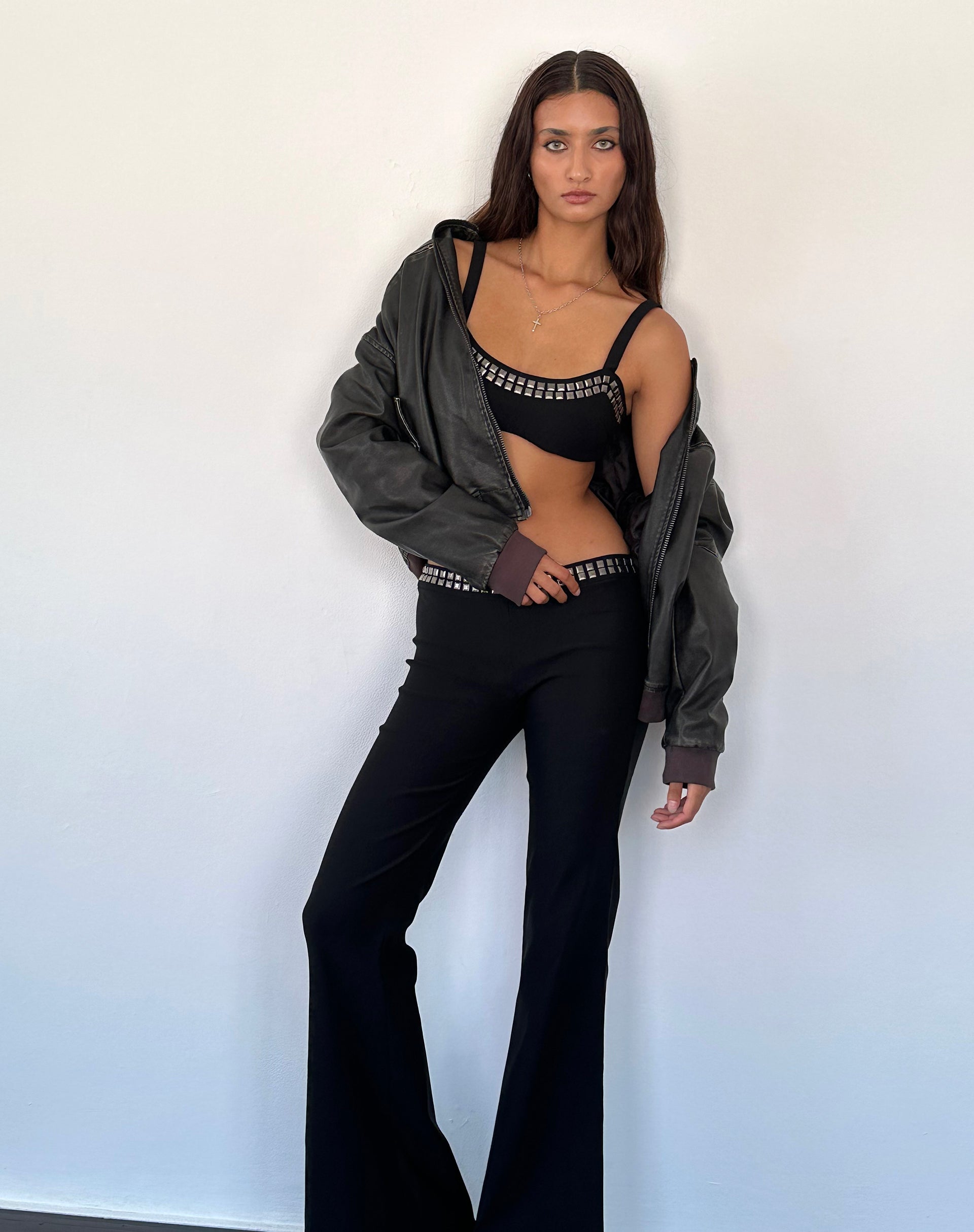 Image of Macias Ausgestellte Hose mit Nieten in Schwarz Tailoring