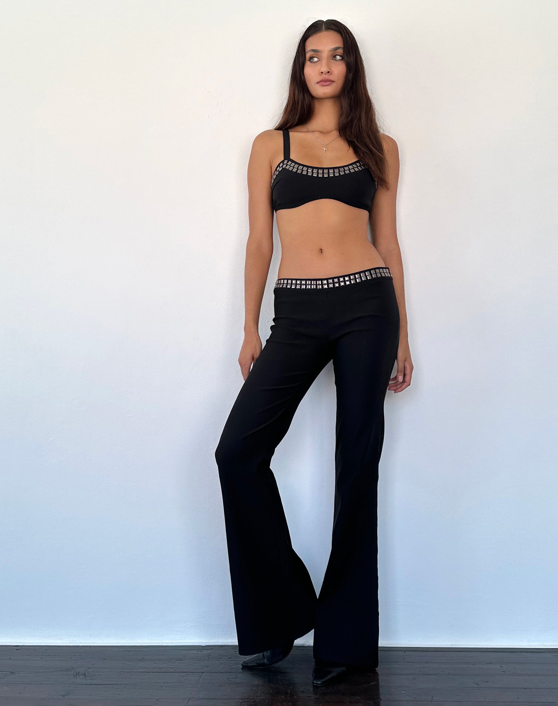Image of Macias Ausgestellte Hose mit Nieten in Schwarz Tailoring