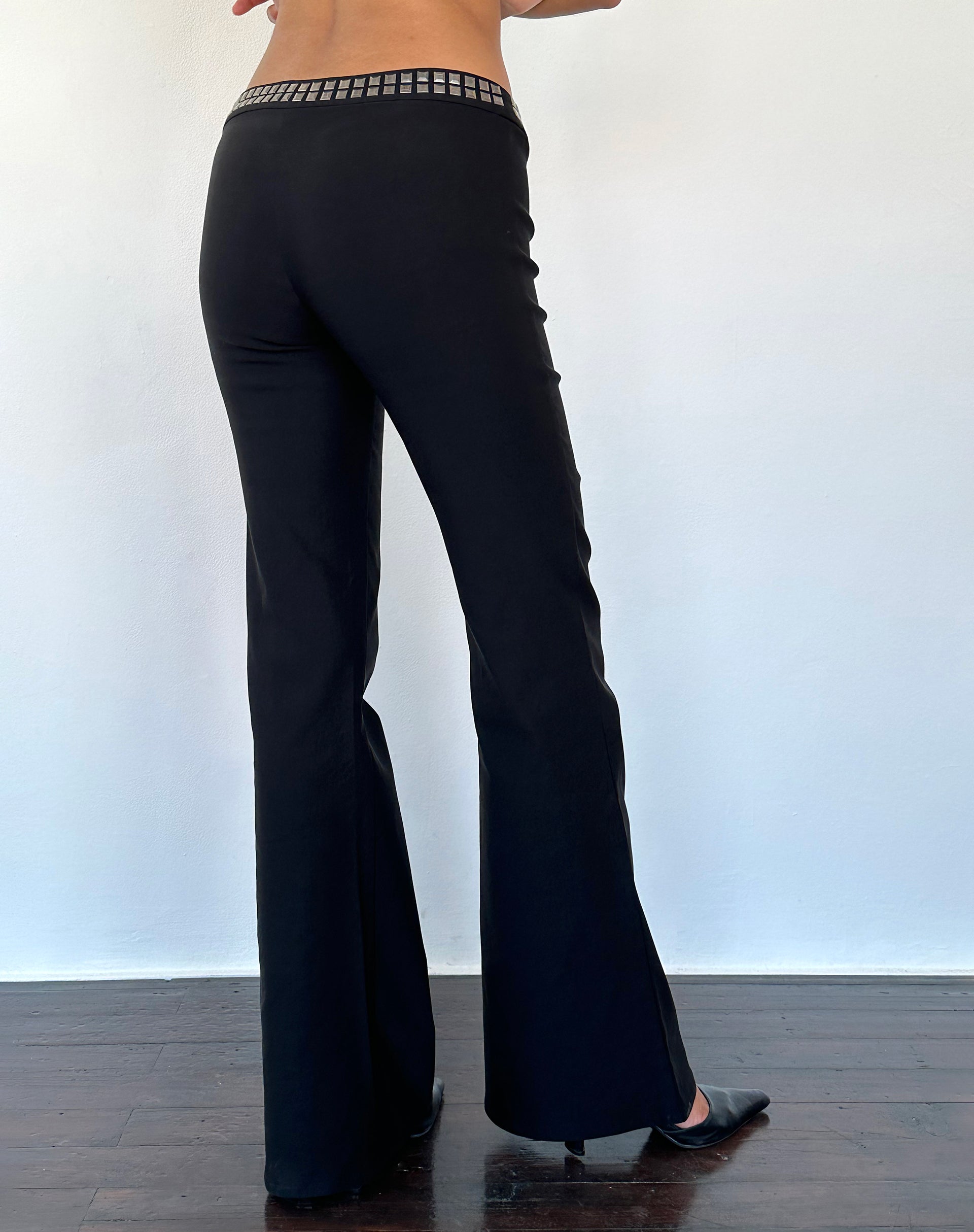 Image of Macias Ausgestellte Hose mit Nieten in Schwarz Tailoring