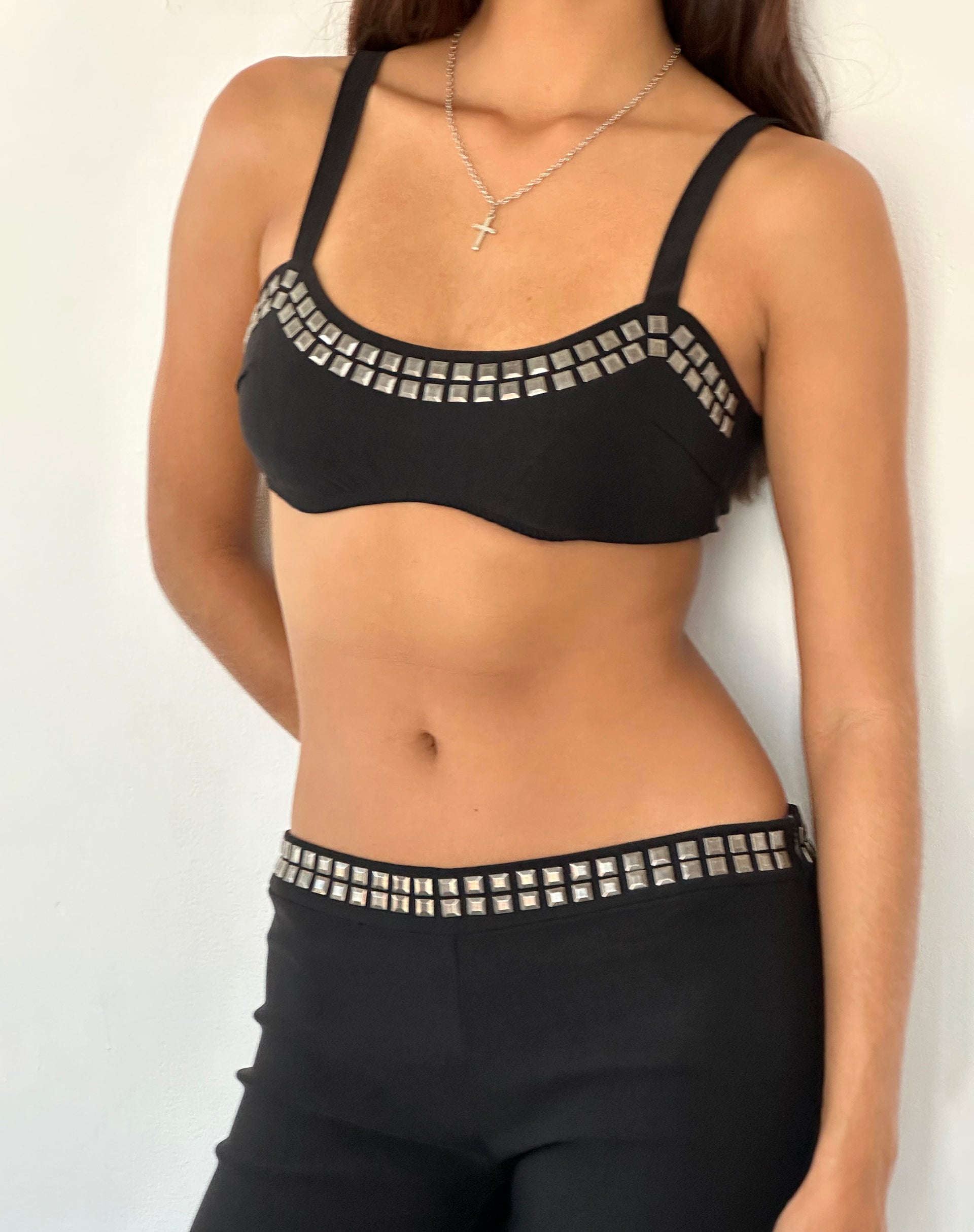 Image of Macias Ausgestellte Hose mit Nieten in Schwarz Tailoring