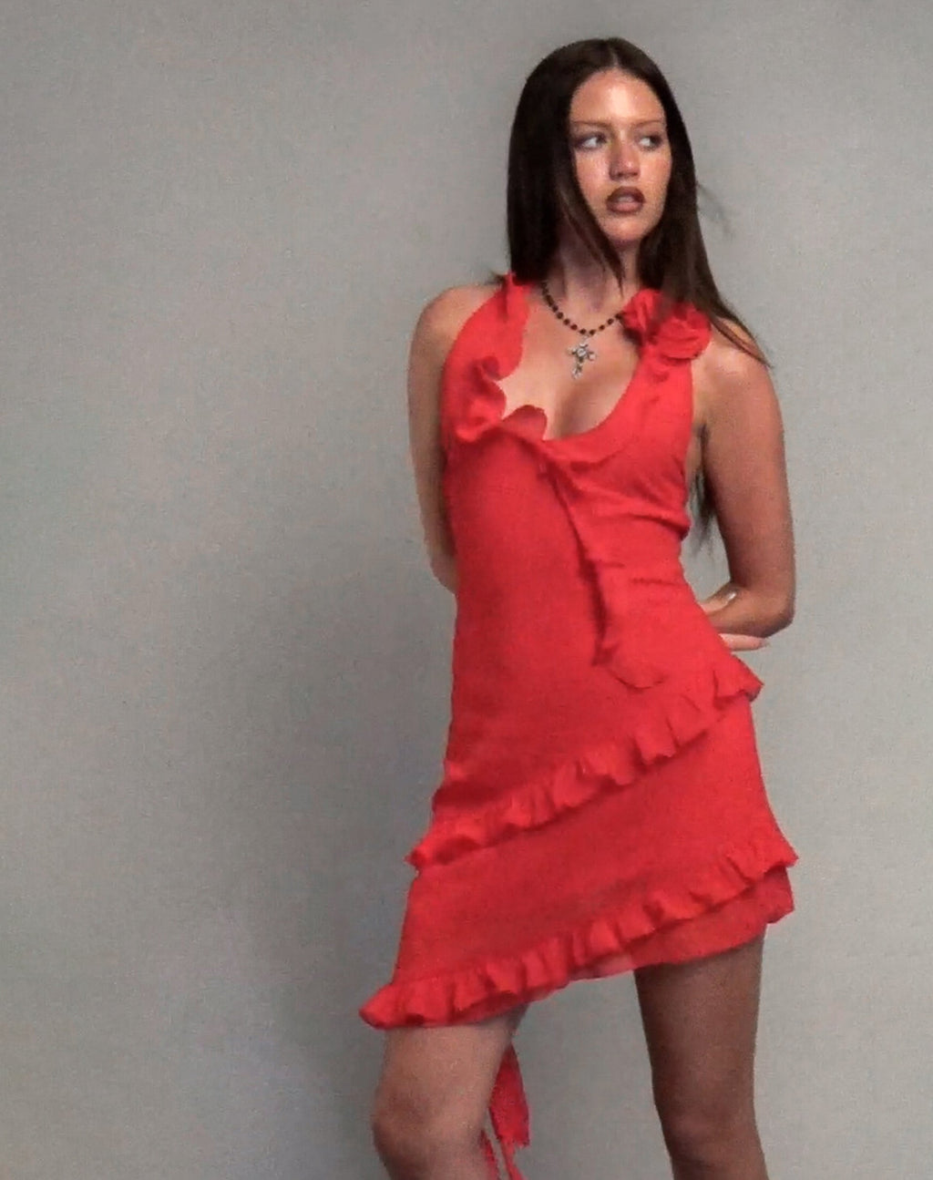 Margaret Ruffle Mini Dress aus rotem Chiffon mit Rosette