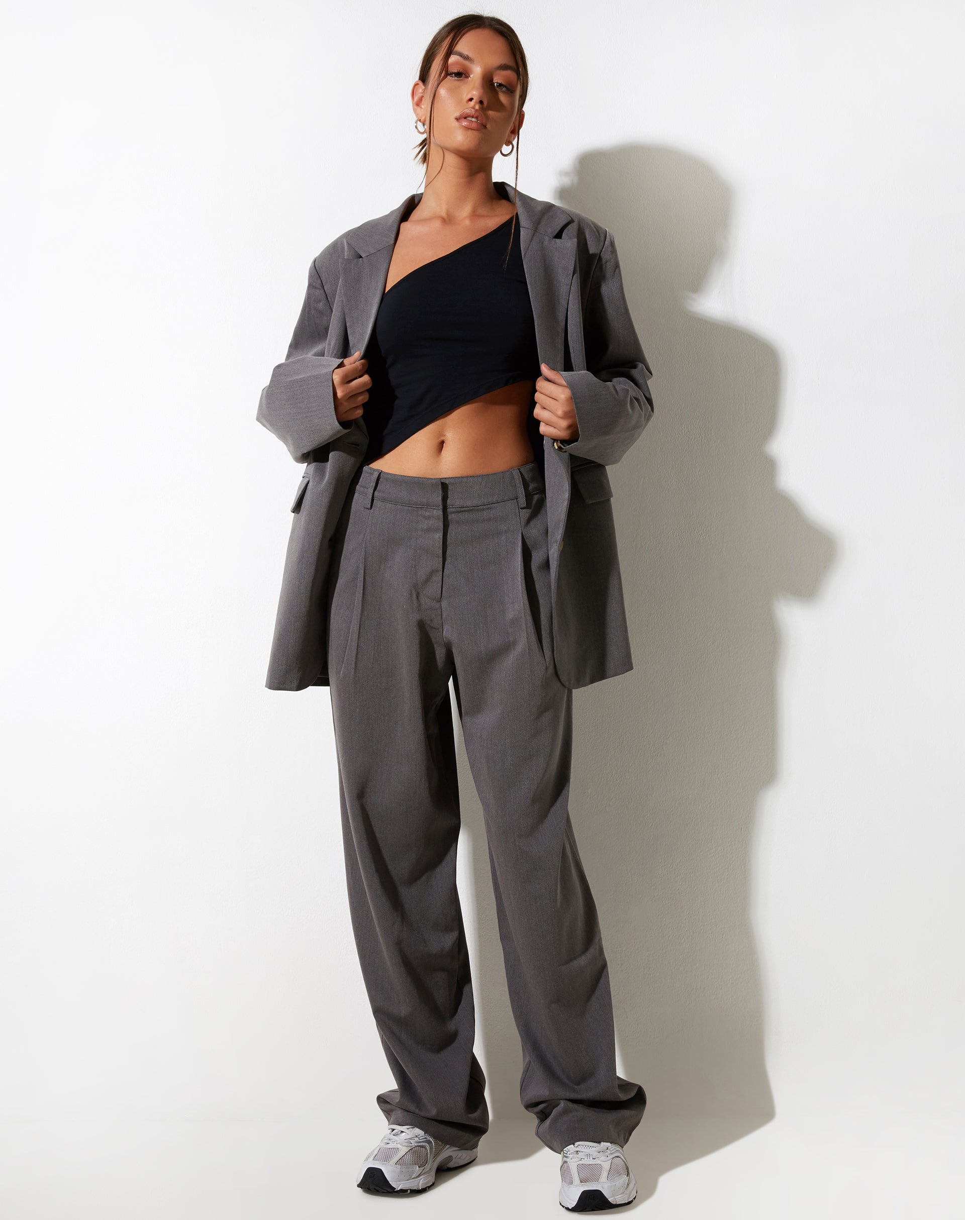 IMAGE OF Sakaria Hose mit weitem Bein in Tailoring Charcoal