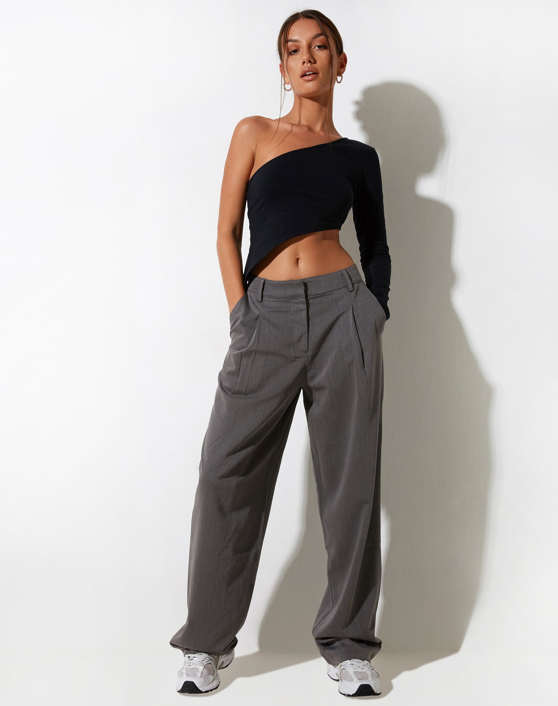 IMAGE OF Sakaria Hose mit weitem Bein in Tailoring Charcoal