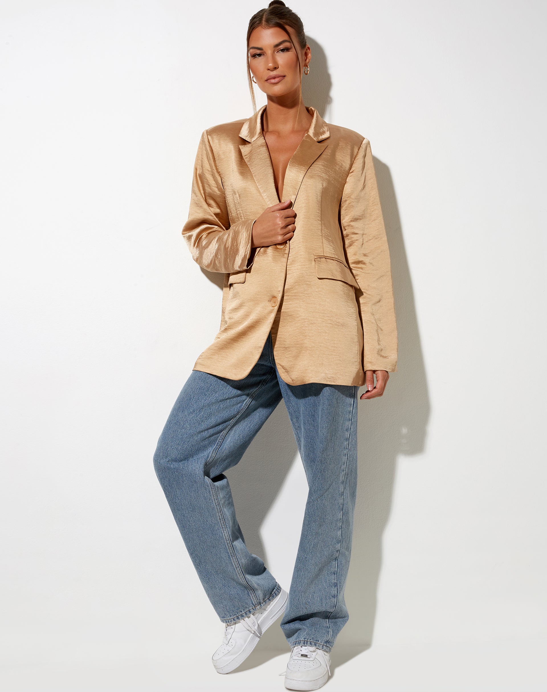 Bild von Maiwa Blazer in Satin Golden Sand