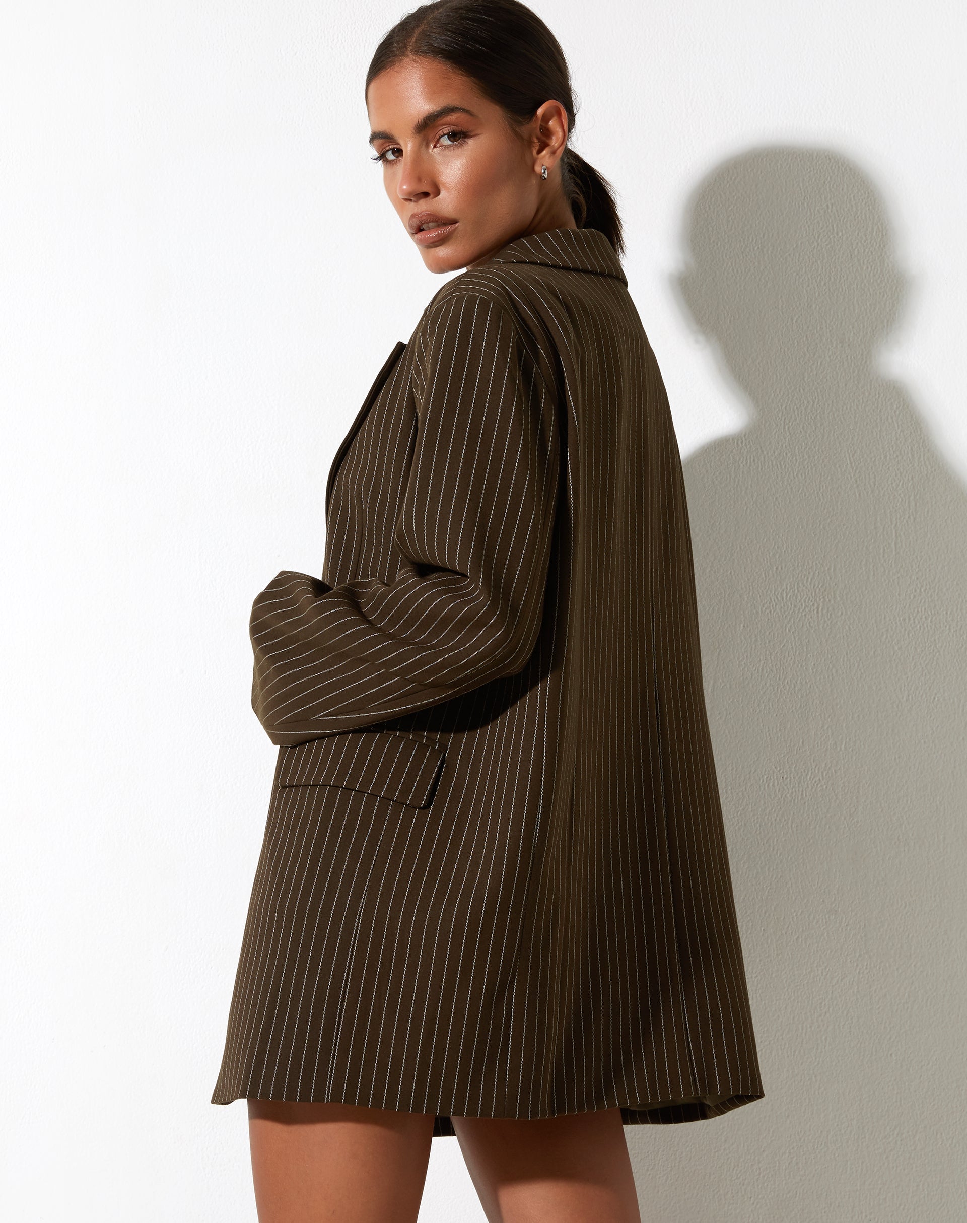 Abbildung des Maiwa Blazers in Nadelstreifen Braun