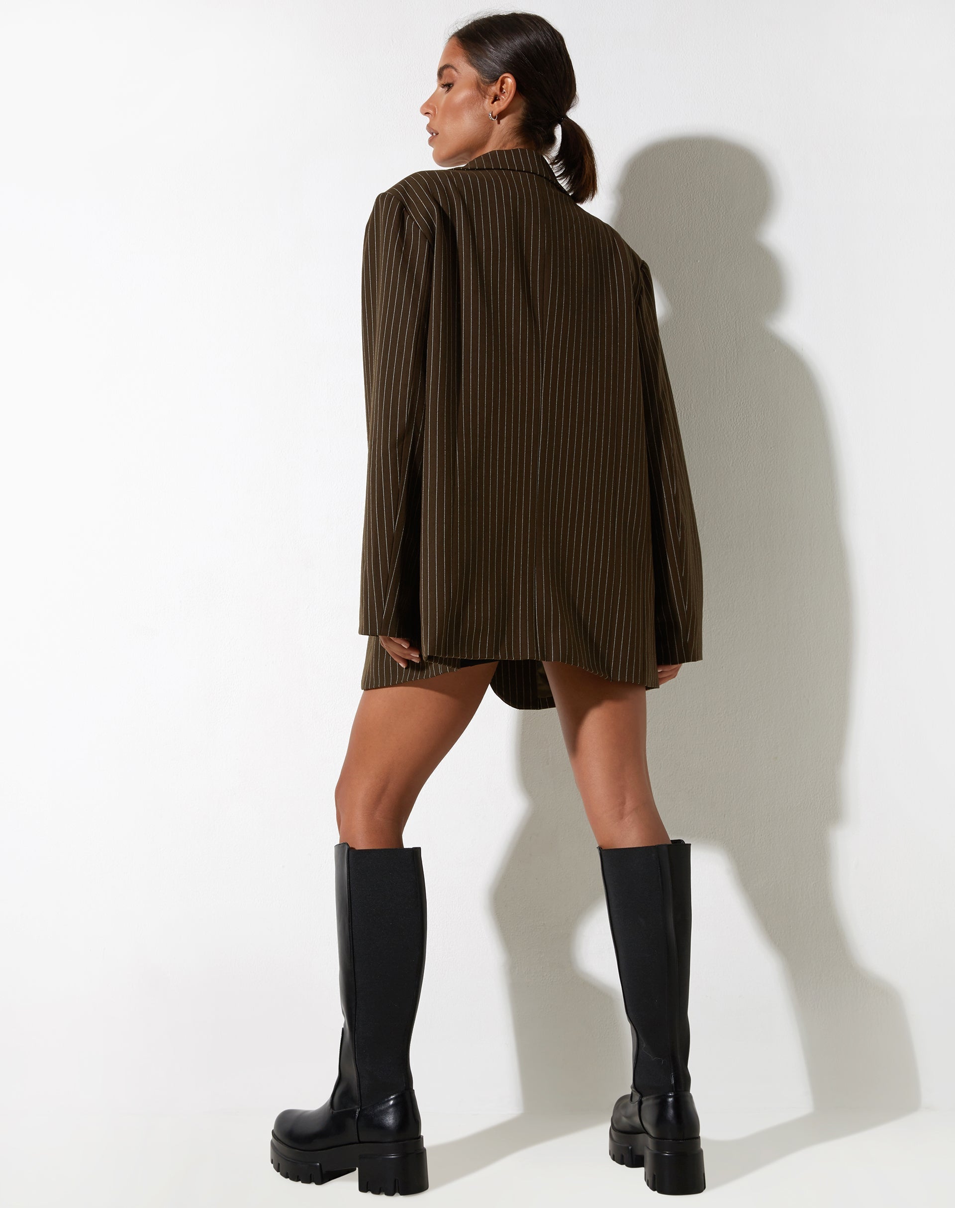 Abbildung des Maiwa Blazers in Nadelstreifen Braun