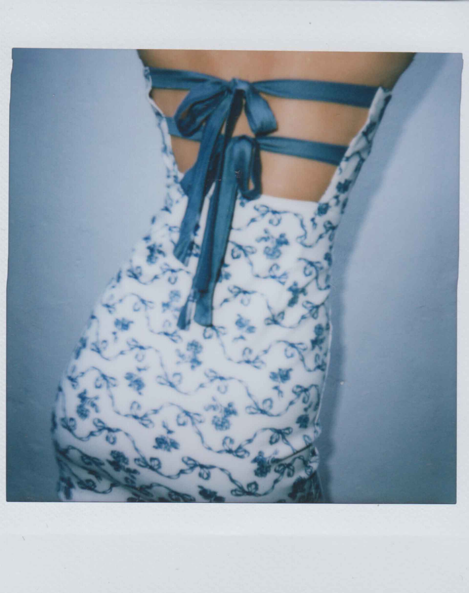 Image of Majken Mini-Krawattenkleid mit blau-weißem Schleifenmuster