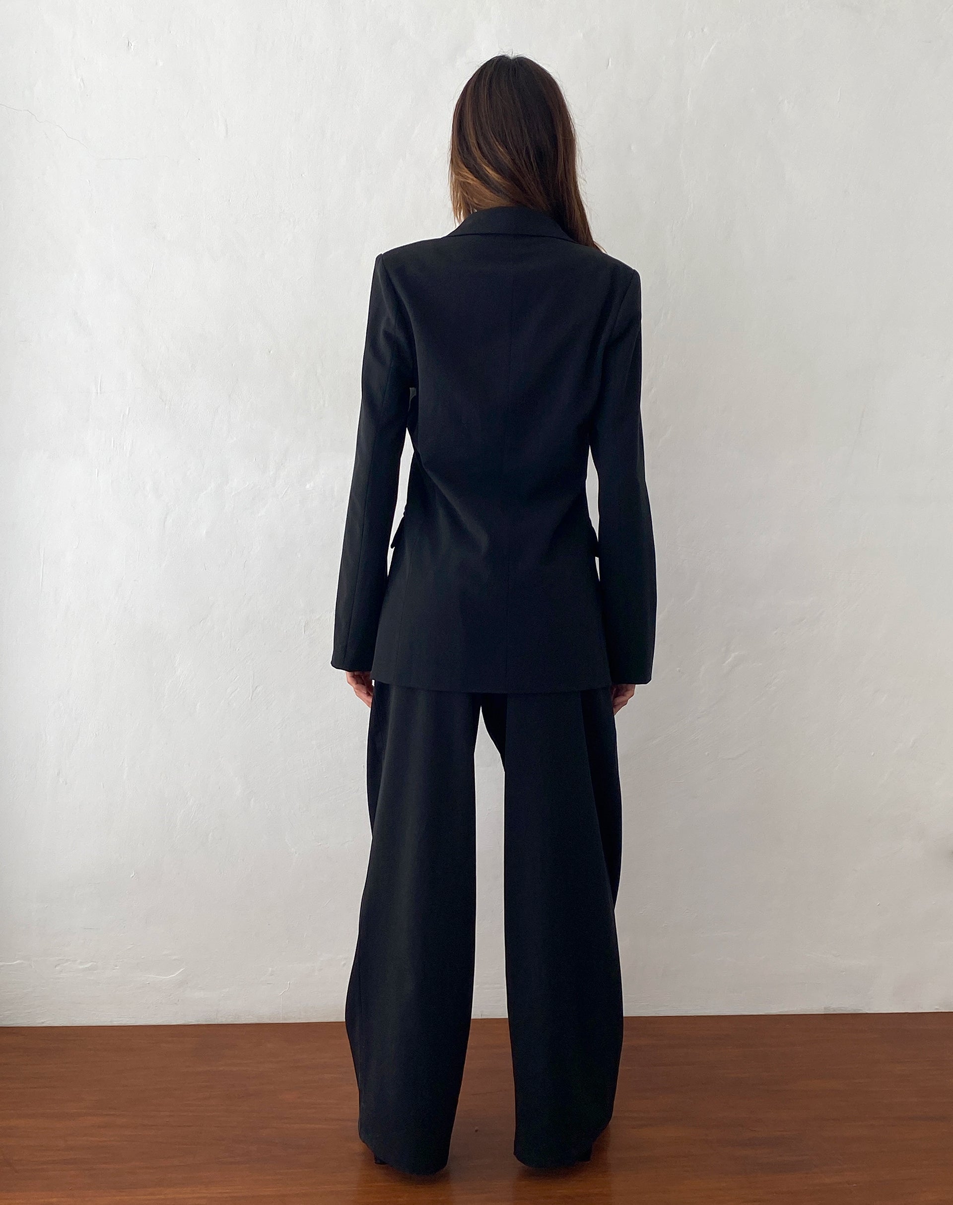 Image of Nailaka Low Rise Wide Leg Tailored Trouser in Schwarz