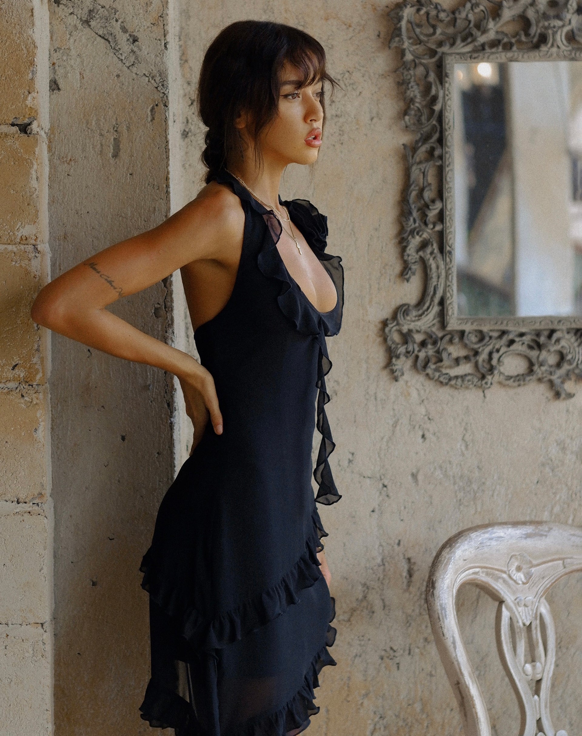 Margaret Ruffle Mini Dress aus schwarzem Chiffon mit Rosette