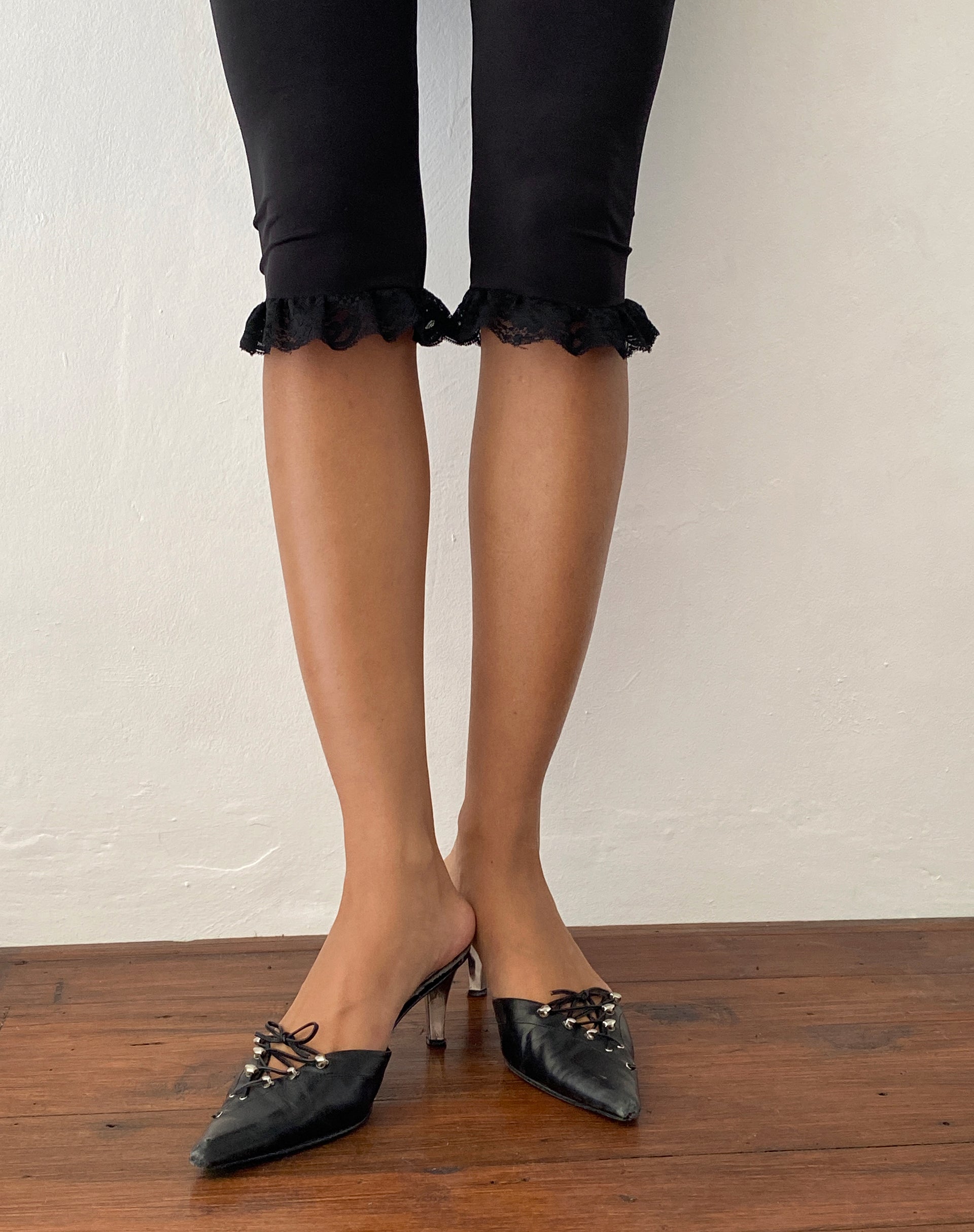 Image of Annika Spitze Rüschen Caprihose in Schwarz