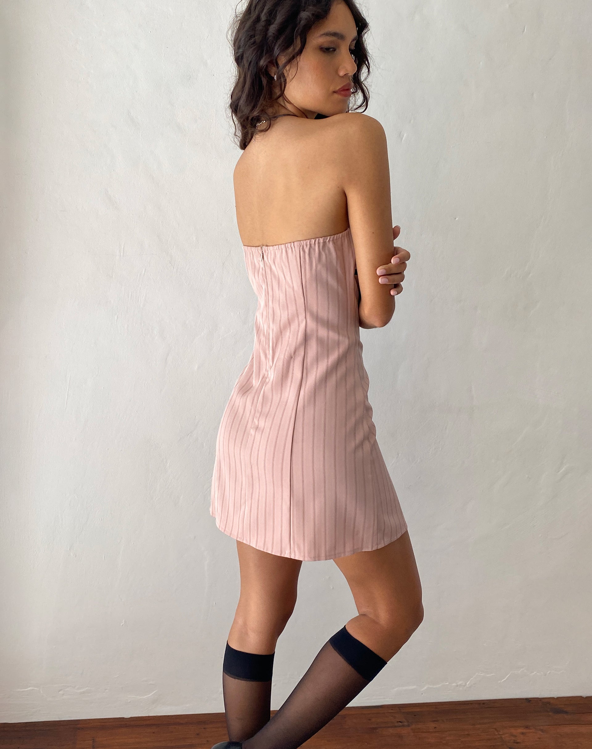 Bild von Merila Bandeau-Minikleid in Nadelstreifen Blush
