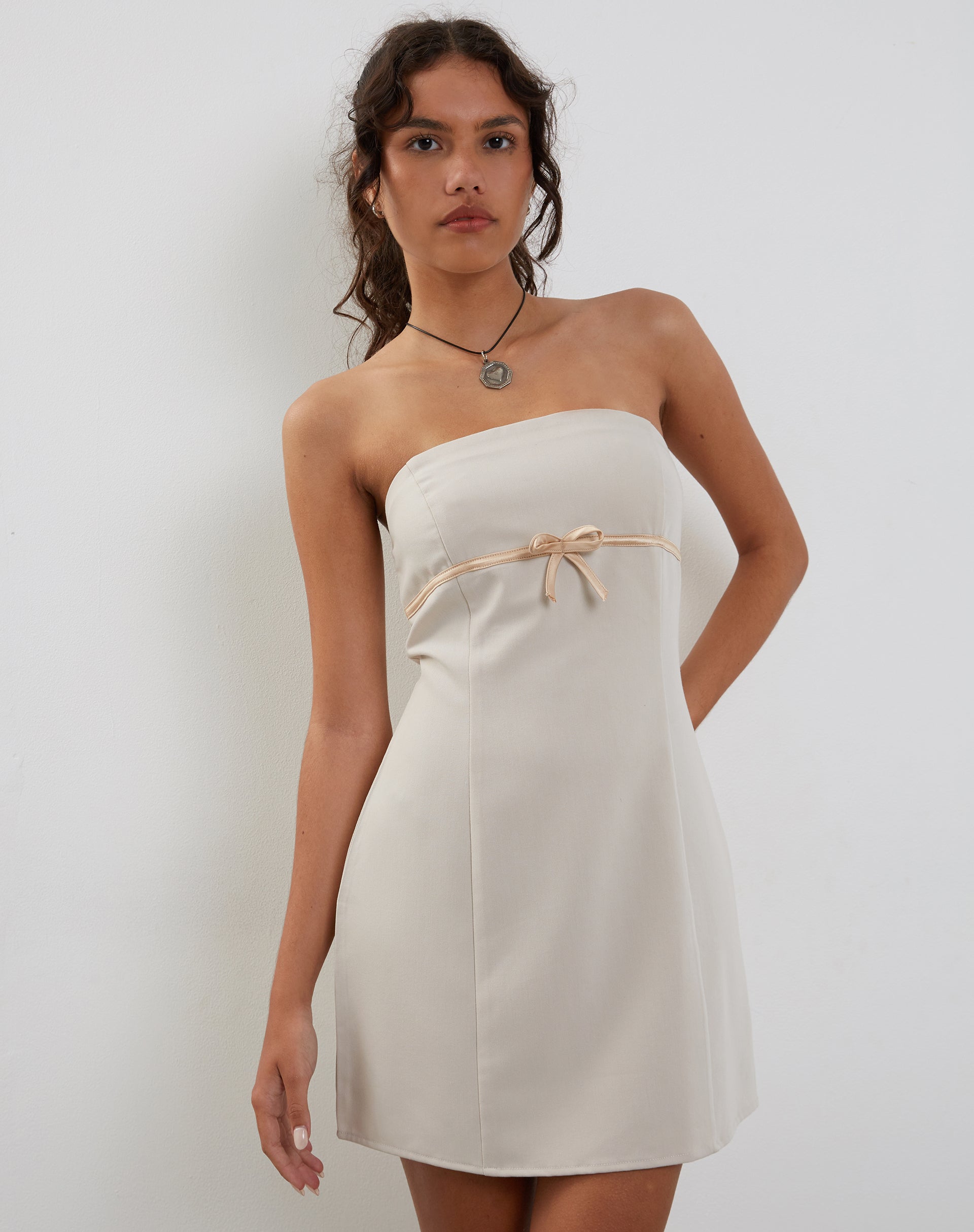 Image of Merila Bandeau-Minikleid in Elfenbein Soft Tailoring