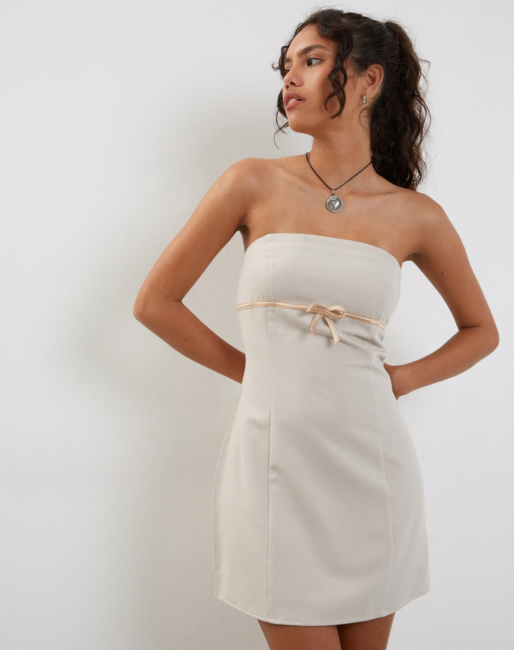 Merila Bandeau-Minikleid in Elfenbein Weiche Schneiderei