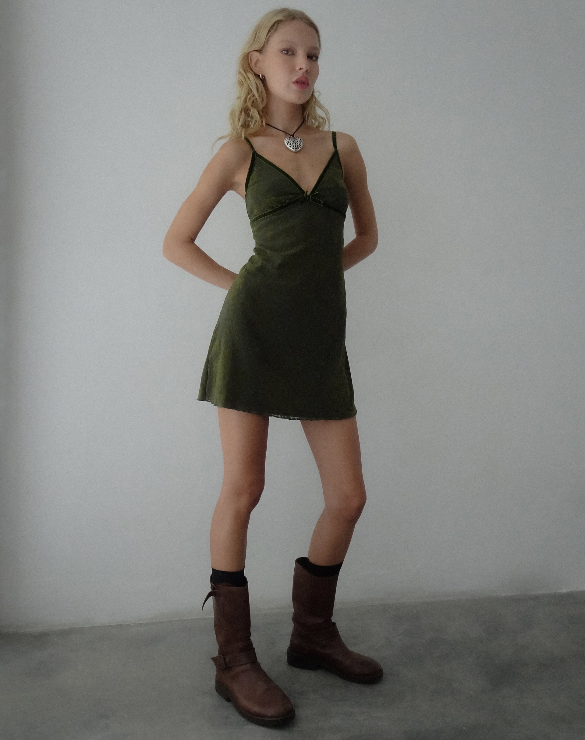 Image of Mevila Minikleid in abstrakter Botanik Dunkel-Olive
