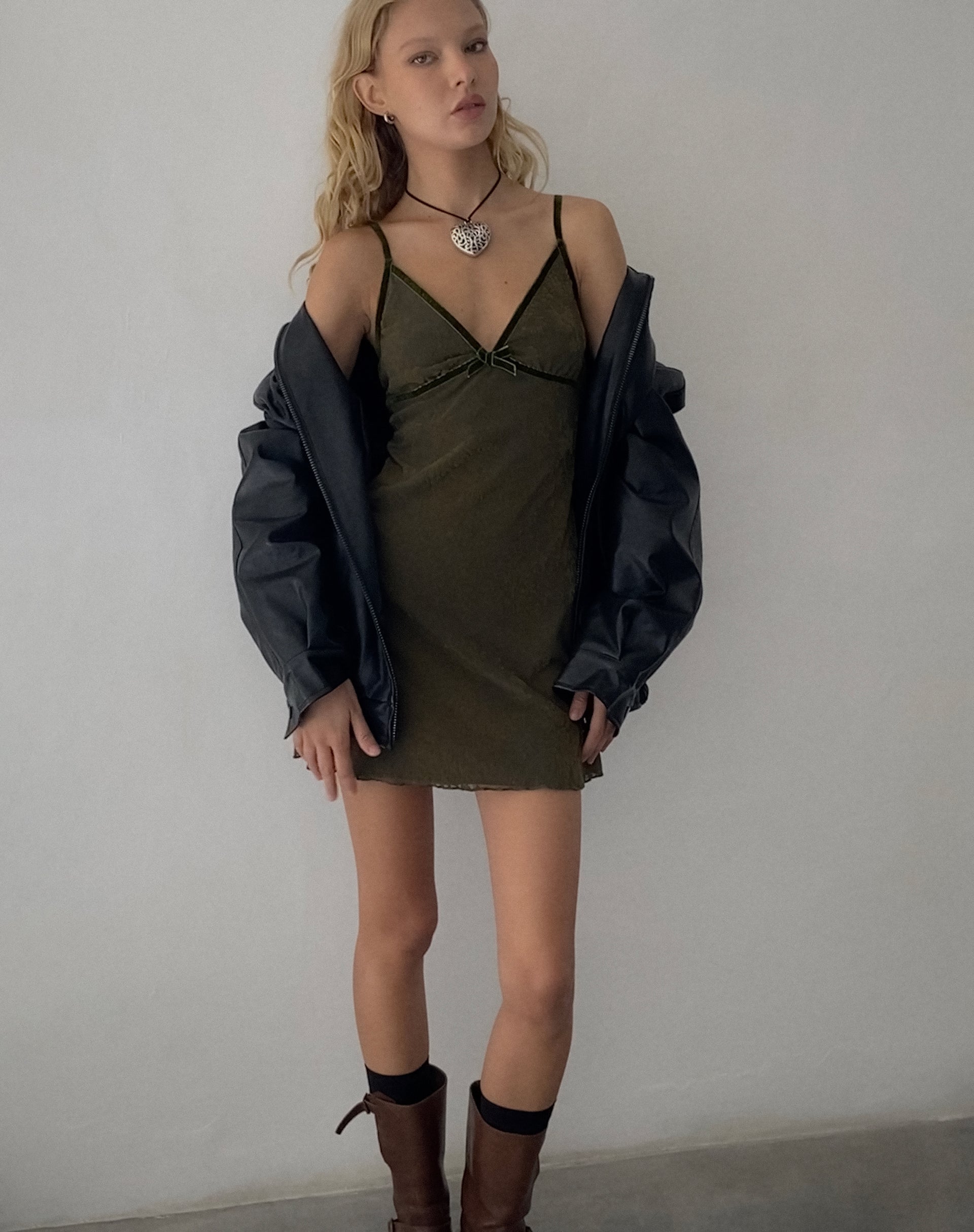 Image of Mevila Minikleid in abstrakter Botanik Dunkel-Olive