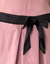 Rosa mit schwarzer Schleife